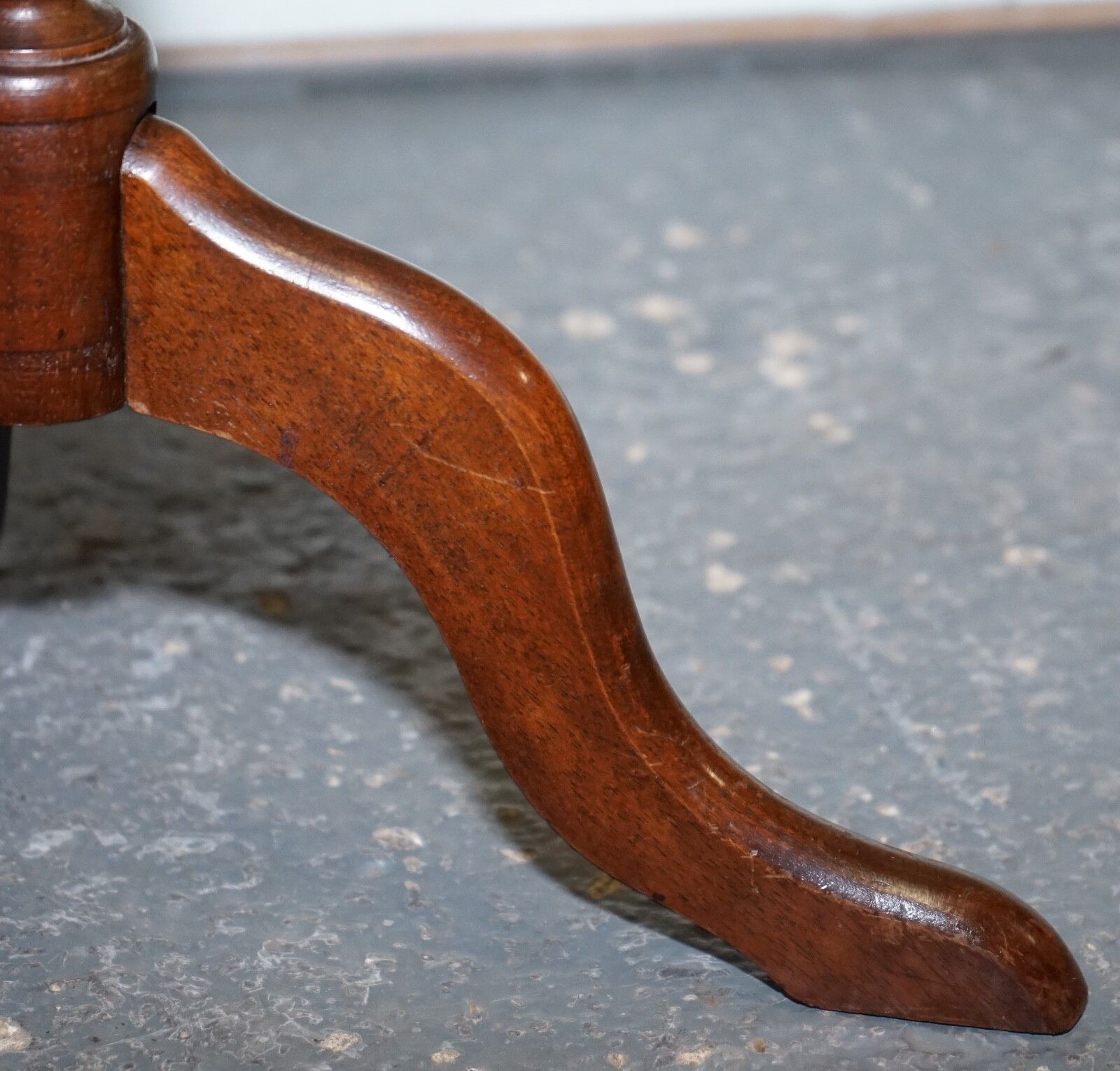 Lovely Vintage Green Leather Top Plant Wine Side Stand On Tripod Feet photo 450.0