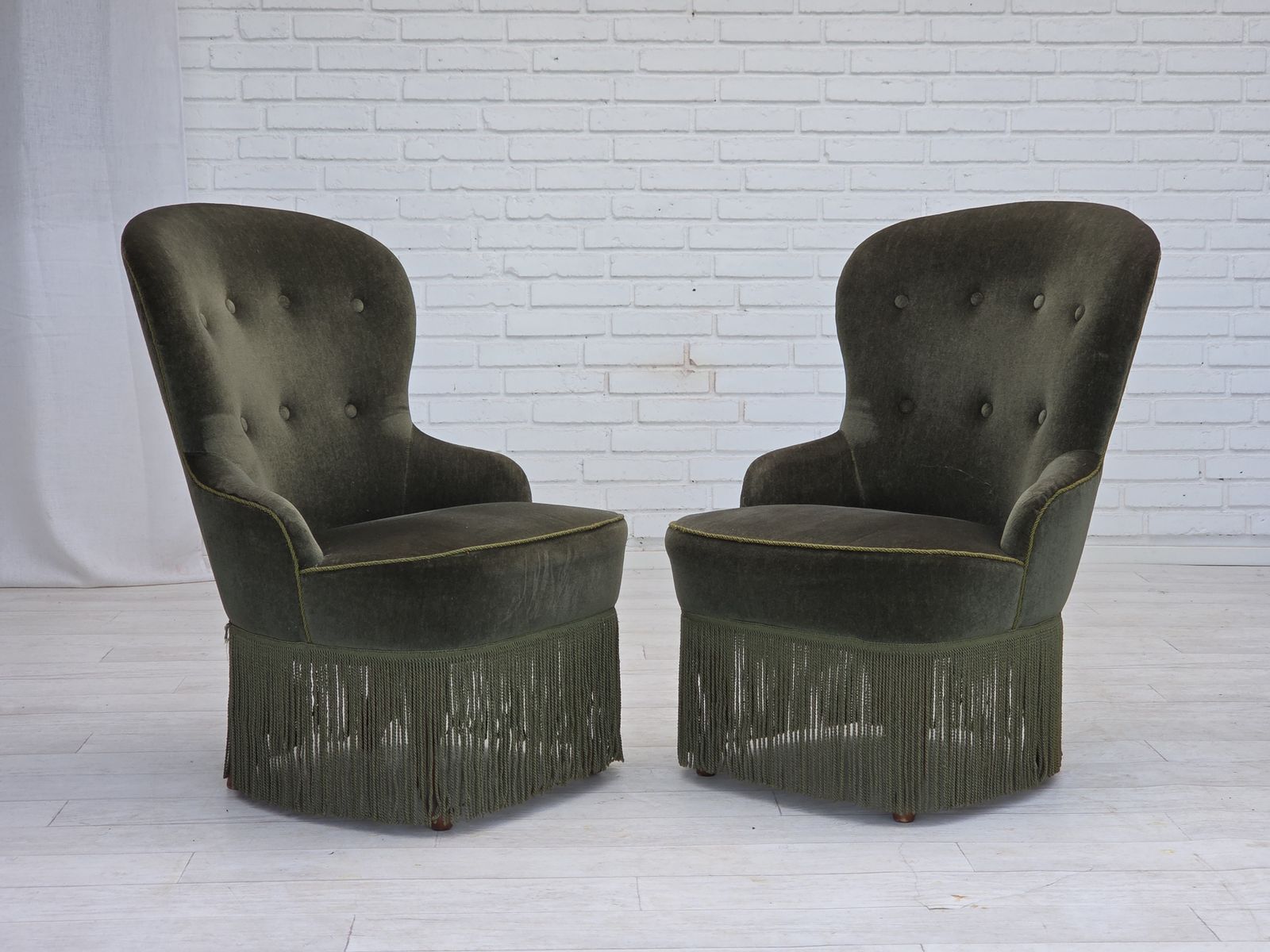 photo for sale Jaren 1970, Deense Stoel, Groen Meubelvelours, Beukenhouten Poten.