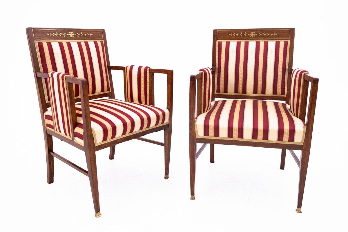 photo vintage Antique Living Room Set From The End Of The 19th Century. After Renovation.