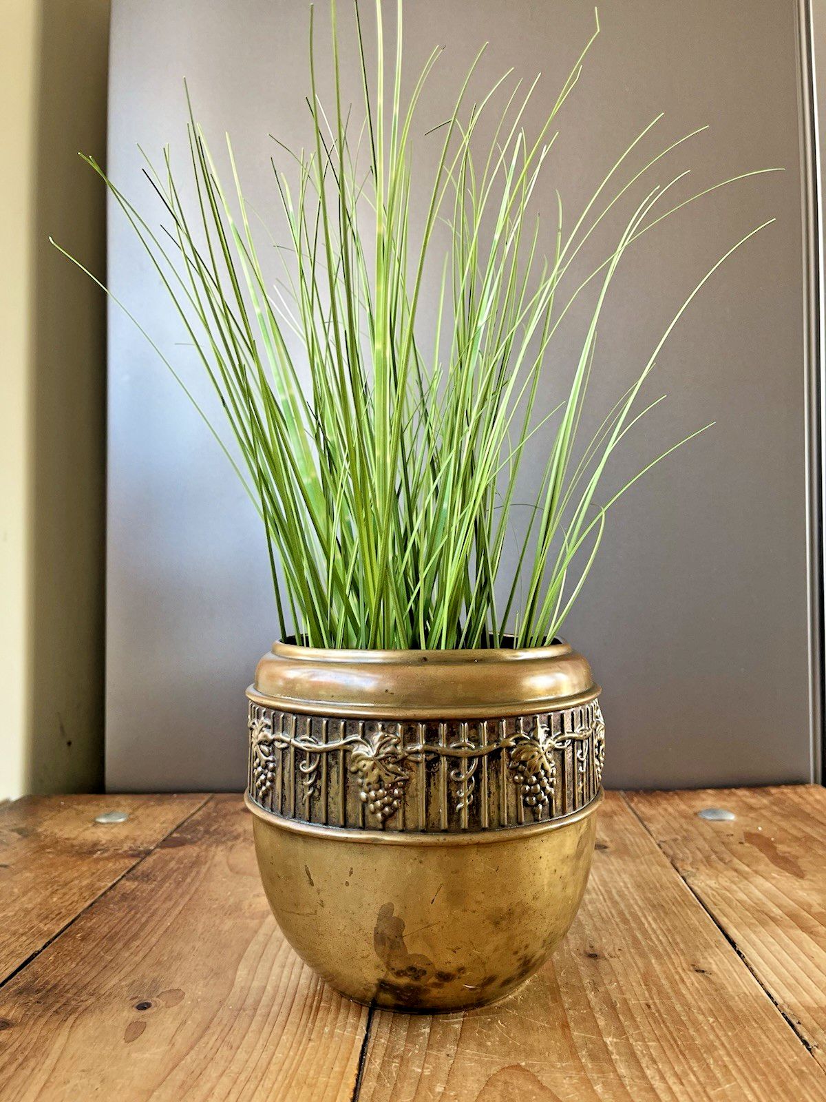 Antique English Arts & Crafts Brass Grapevine Leaf Berry Planter Plant Cacti Pot photo vinterior