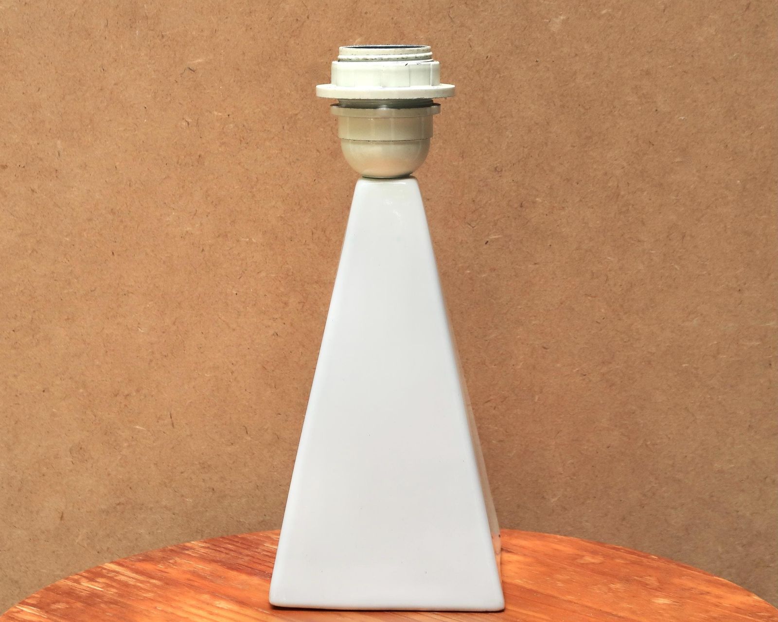 Tafellamp, Witte Porseleinen Piramide Van S.A Manufactures, Porcelaine De Bruxelles, Herbarium Lampenkap, Jaren 1980 / Minimalistisch Geometrisch photo vinterior