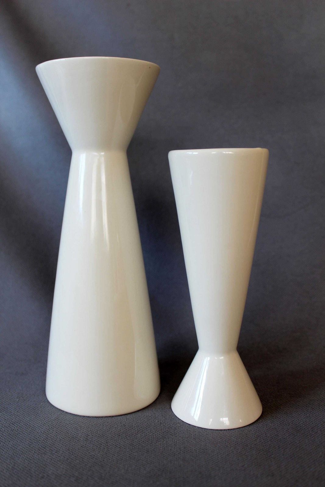 Set Van 2 Modernistische Keramische Gebroken Witte Kegelvormige Vazen, Royal Boch België, Ontwerper Emmanuel Gardin, Model Slender, Dubbelzijdig photo for sale
