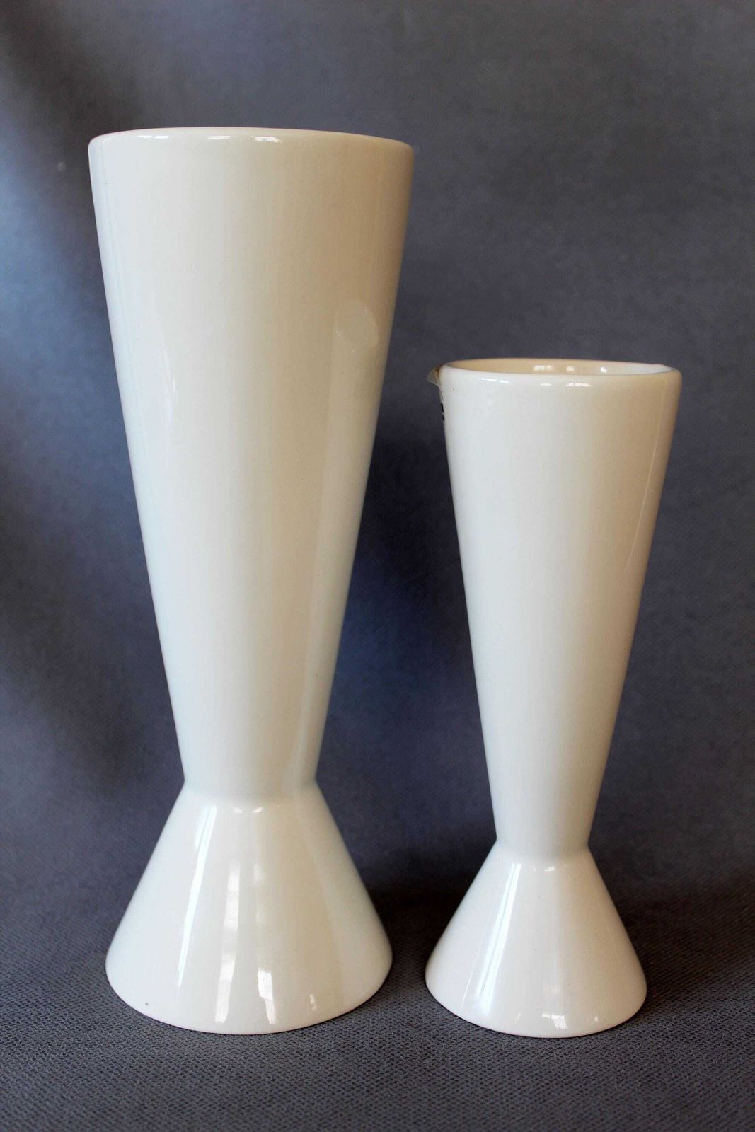 Set Van 2 Modernistische Keramische Gebroken Witte Kegelvormige Vazen, Royal Boch België, Ontwerper Emmanuel Gardin, Model Slender, Dubbelzijdig photo 84.0