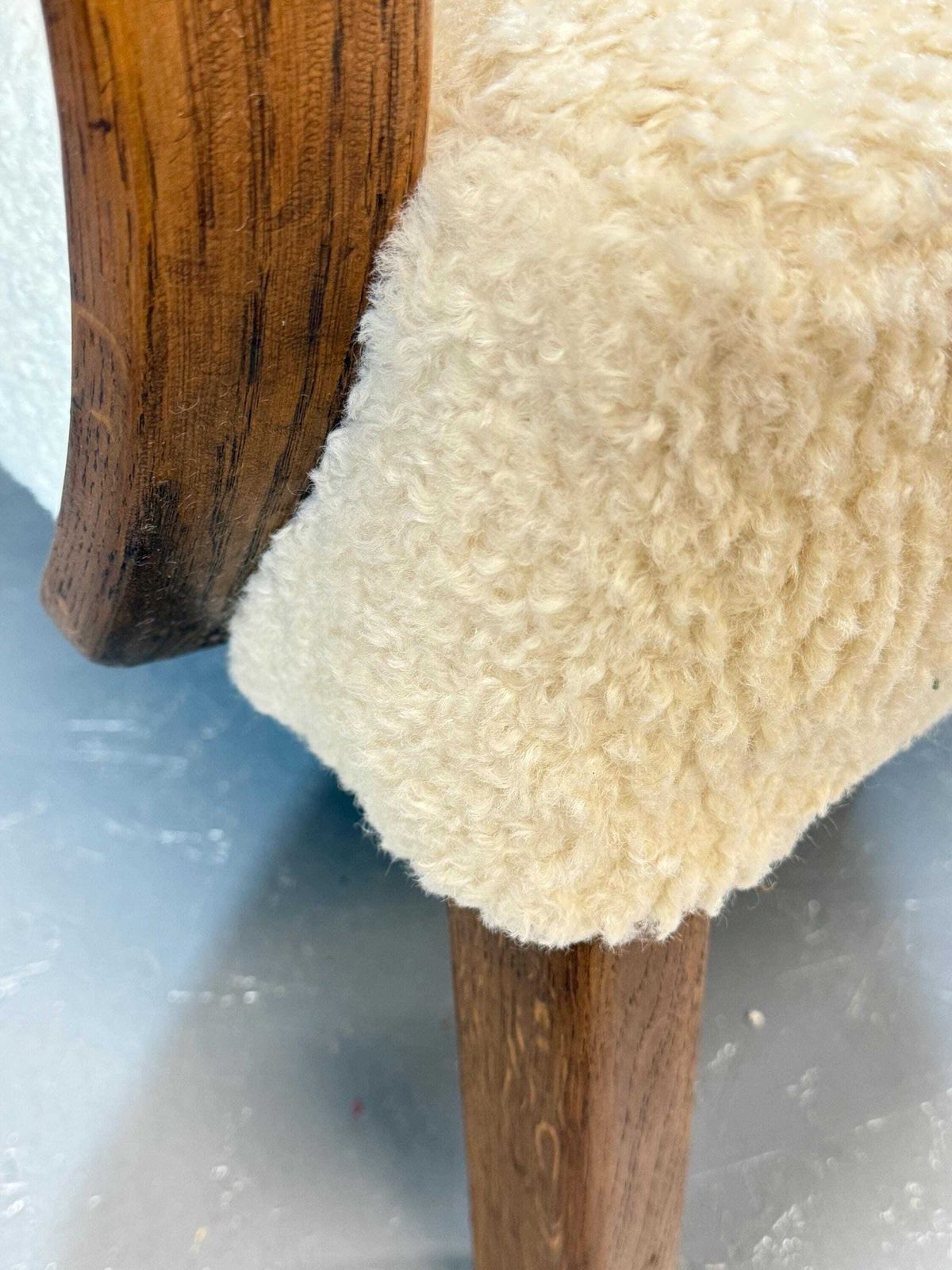 Parker Knoll Pk 704 1940’s Oak Armchair In (Faux) Lambs Sheep Fleece Plush Fabric Deep Boucle. Stunning Item.. Fully Refurbished & Restored photo vinterior