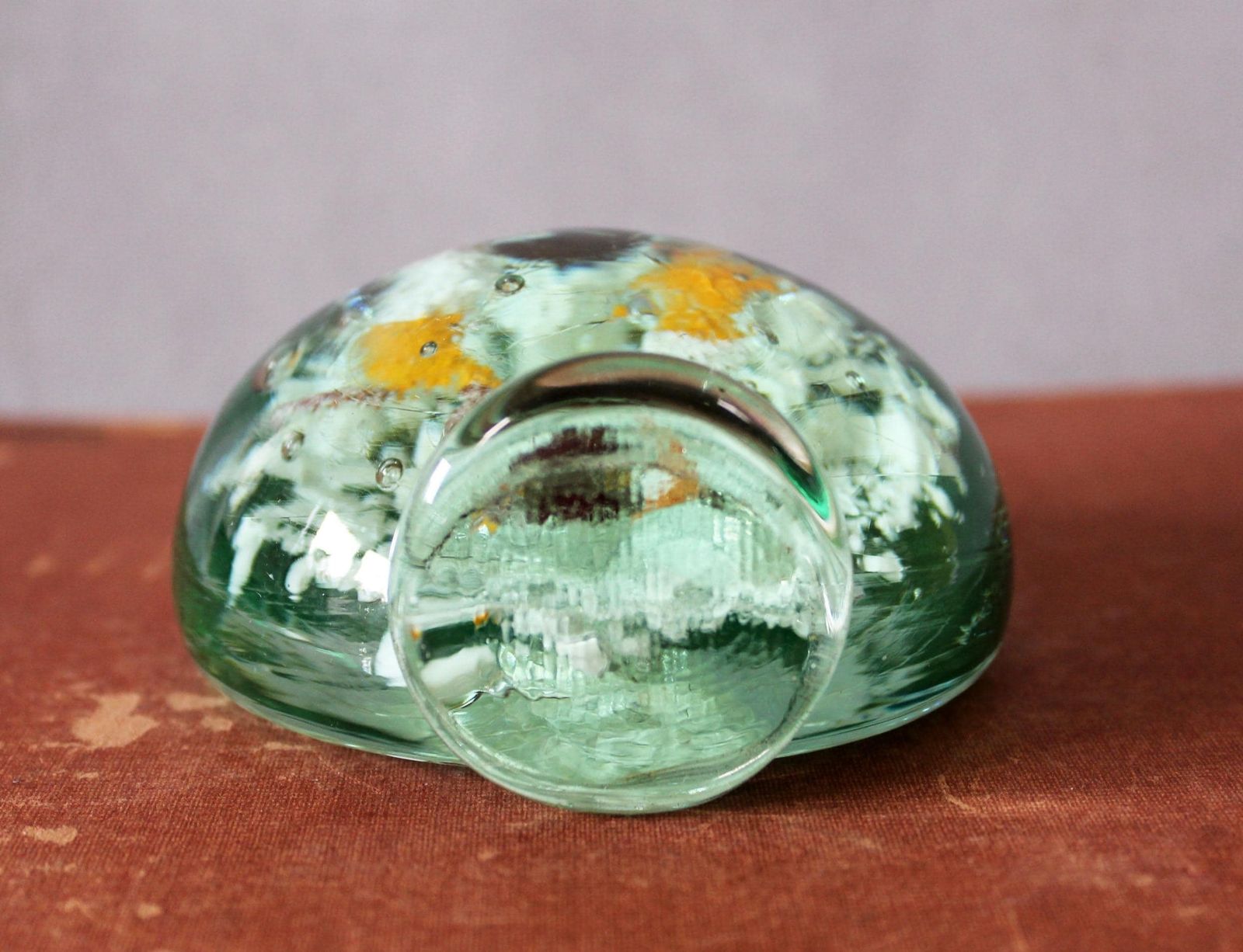 Zeldzaam Vintage Handgemaakt Geblazen Sulphide Glazen Presse Papier, Met Voetballers, Sport, Lichtgroen Glas, Pontilmerk photo vintage