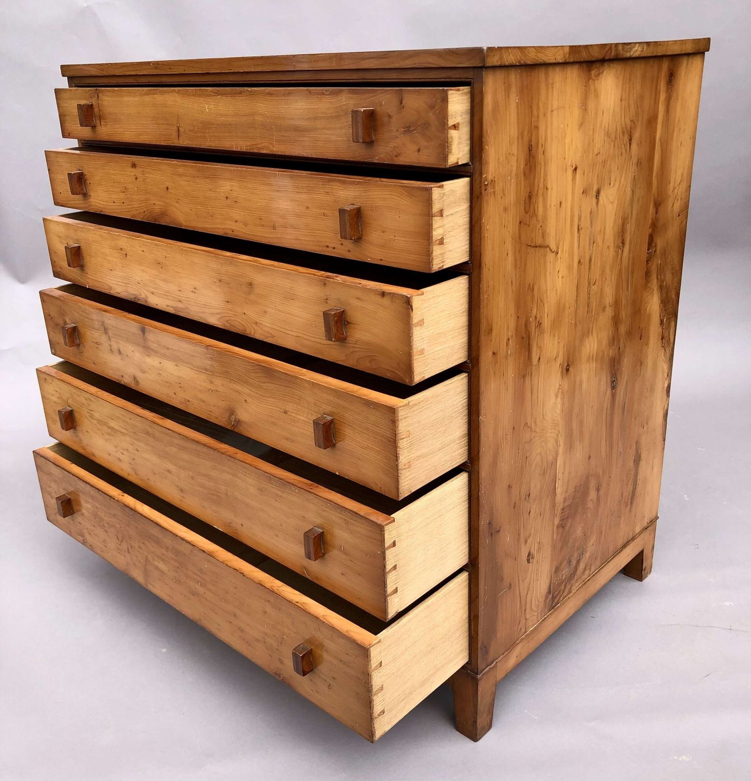 photo vintage Exceptional Arts And Crafts Solid Yew Wood Chest Of Drawers