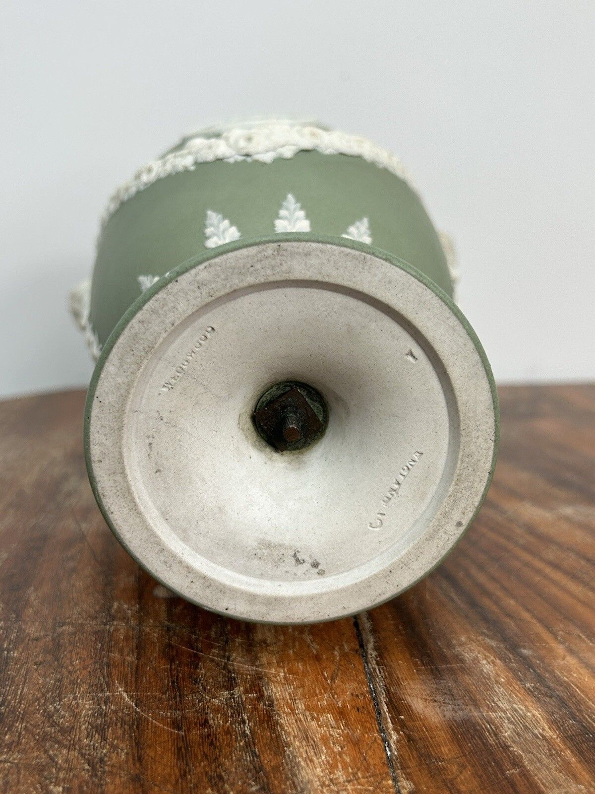 photo furniture Wedgwood, Shield Shape, Green Jasper Vase