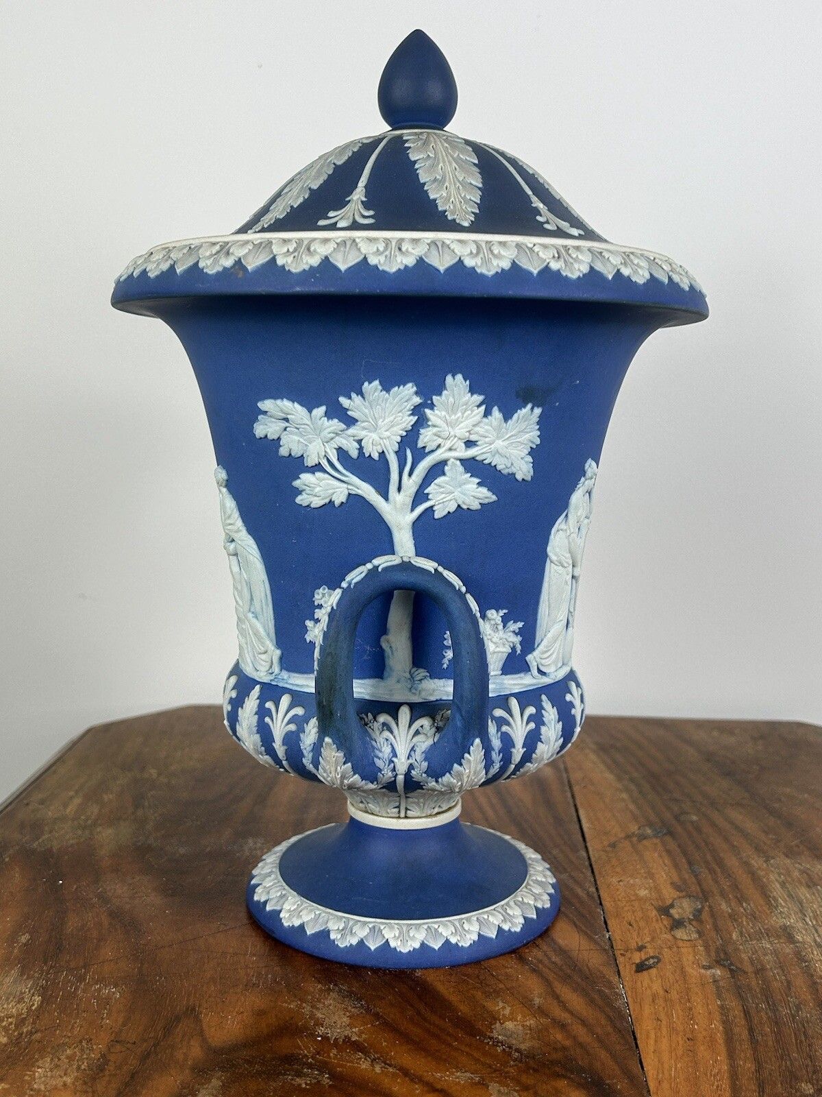 photo vinterior Wedgwood Jasperware Twin Handled Urns And Covers 19th Century