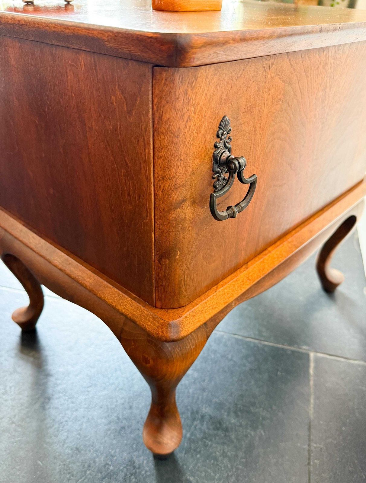 Vintage Mid Century Kastje / Nachtkastje | Uitstekende Staat | Hout | Jaren 1960 | Queen Anne Poten photo furniture