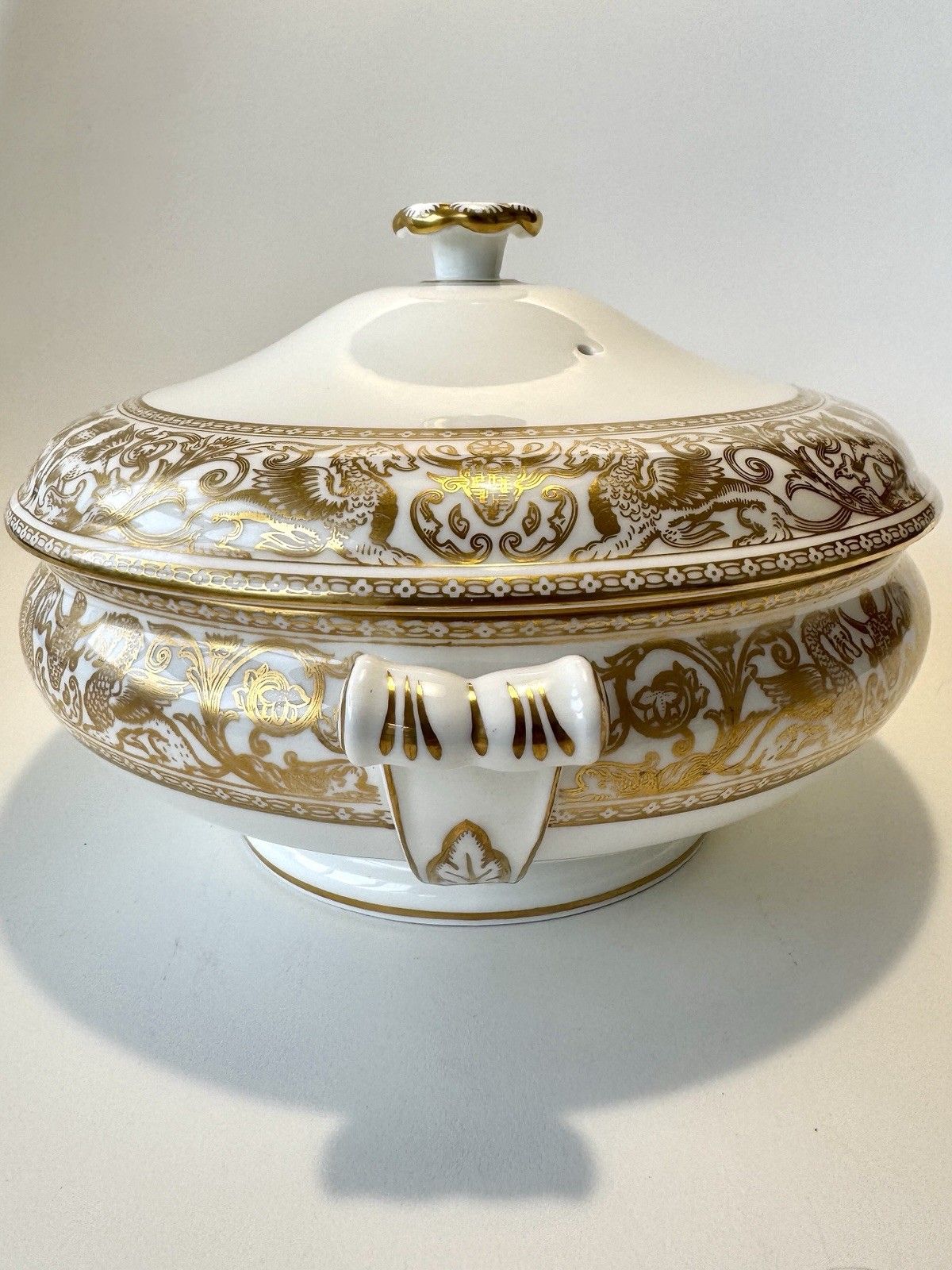 photo furniture Vegetable Tureen With Lid Wedgwood Gold Florentine Green Urn Backstamp