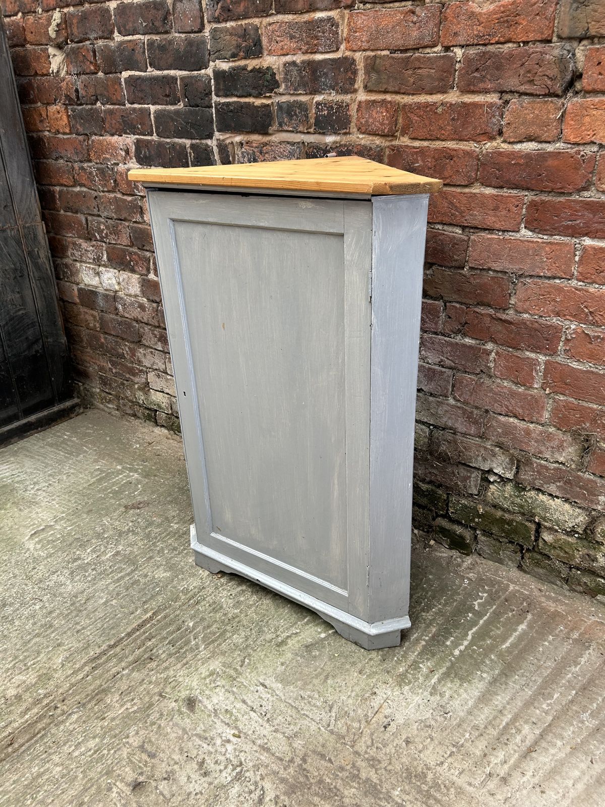 photo vinterior Pine Corner Cupboard Grey Painted
