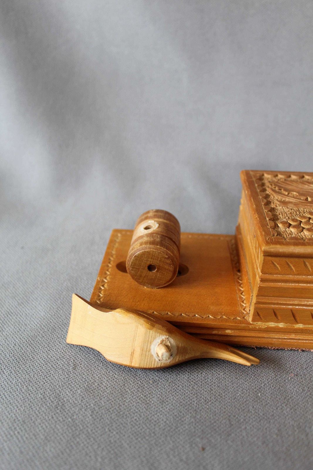 photo furniture Vintage Sigarettendispenser Van Gesneden Hout, Trek Duwmechanisme, Tobacciana, Sigarettenhouder, Verzamelobject