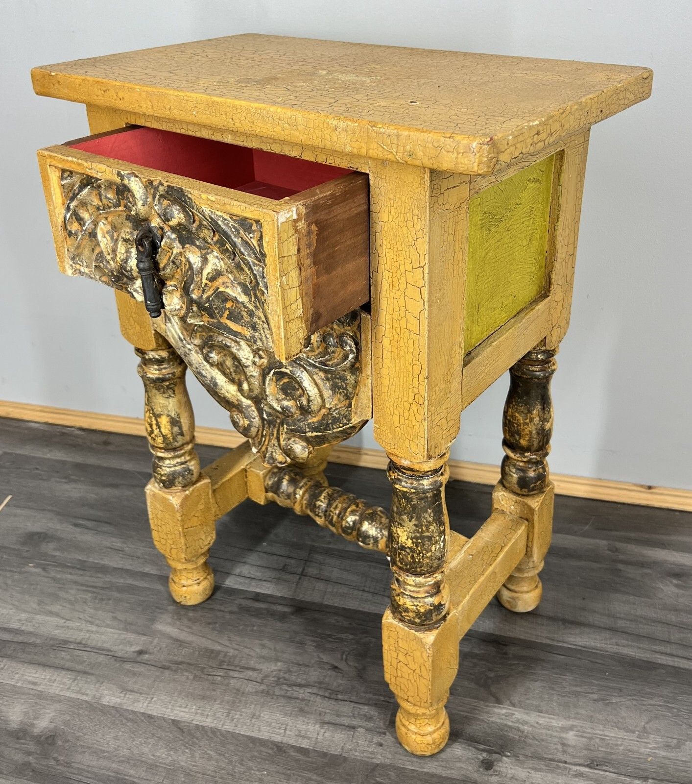 photo vinterior Bedside Table Vintage French Style Side Table Gold Ornate Drawer – Lot 3860