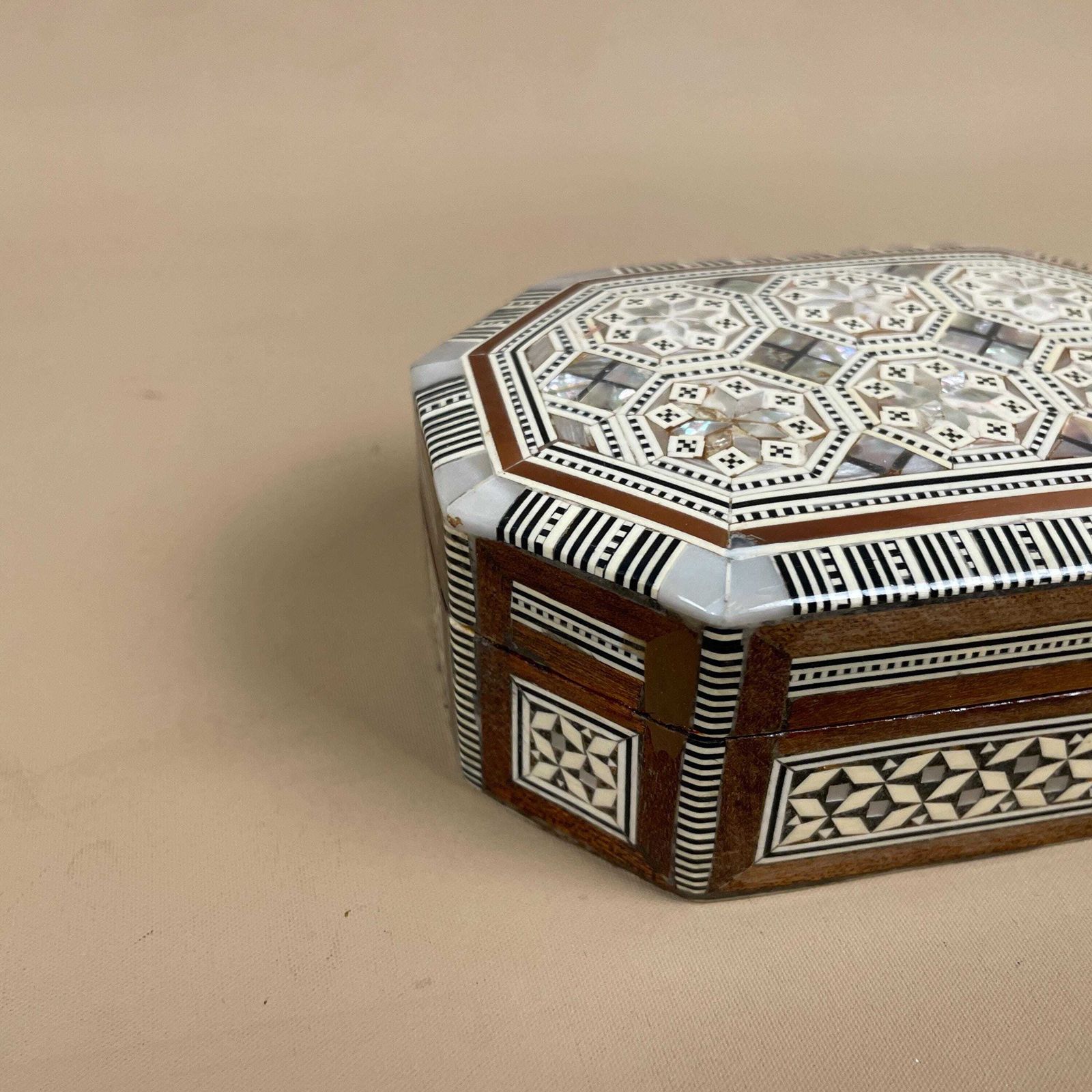Vintage Small Wooden Mother Of Pearl Inlay Box Trinket Jewellery Middle Eastern Red Lining Octagon Lidded Top Lid Patterned Pattern Handmade photo 50.0