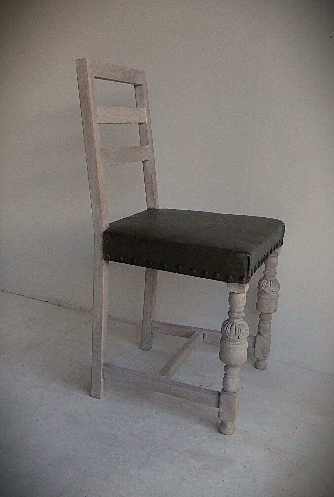 photo furniture Set Of Eight Rare Green Seats Ladderback Solid Oak Antique  Dining Chairs