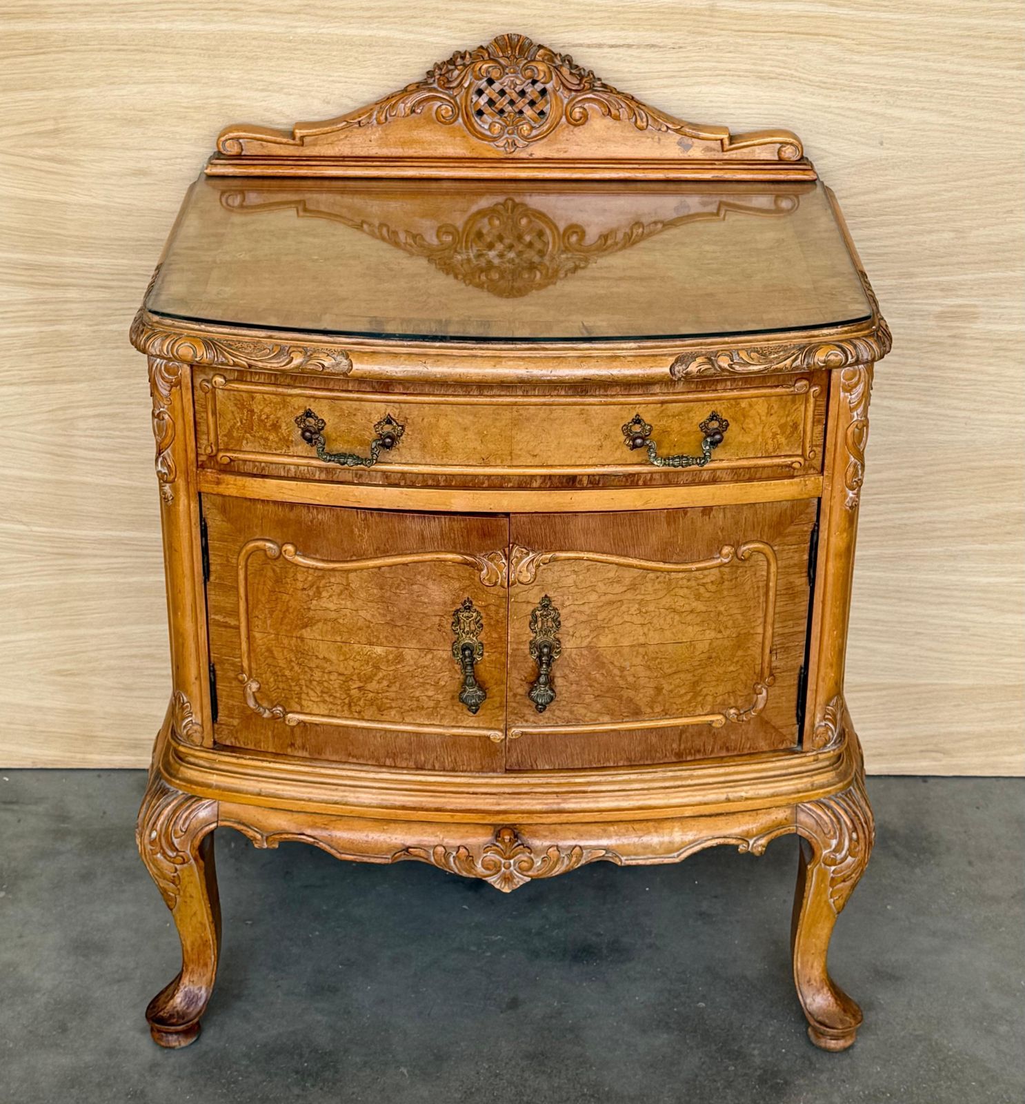 Tables de chevet italiennes du début du XXe siècle en chêne clair à deux portes photo for sale