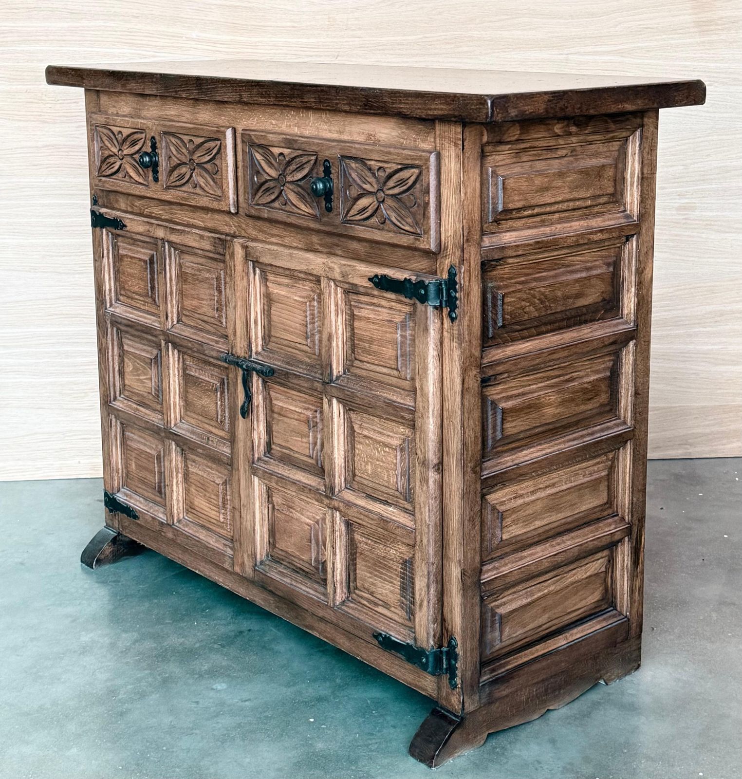 20th Century Catalán Spanish Dresser Carved In Walnut, 1920s photo vinterior