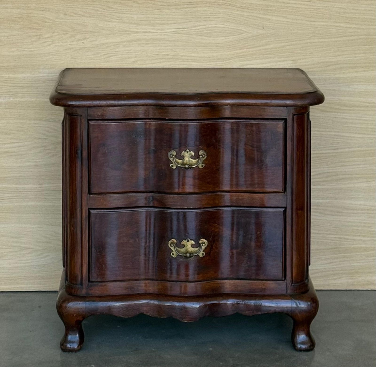 Paire de tables de chevet françaises en noyer massif à deux tiroirs photo furniture