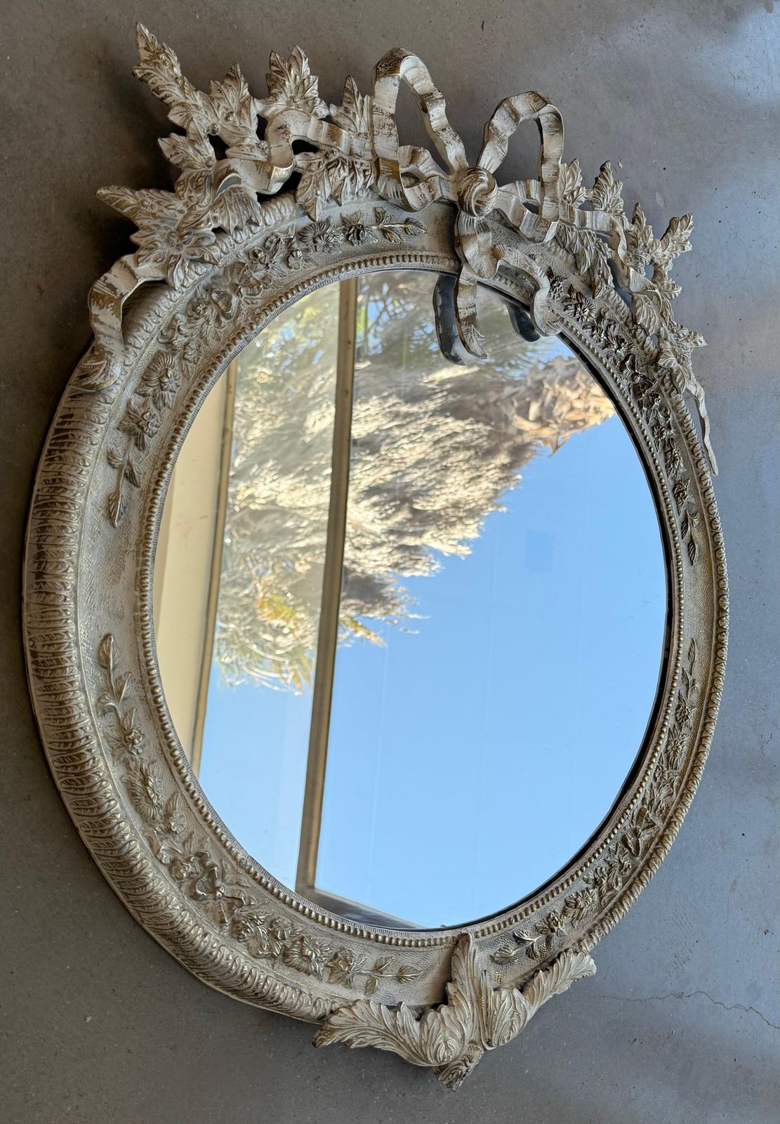 Miroir mural rond de style Rococo, bronze doré et blanc photo for sale
