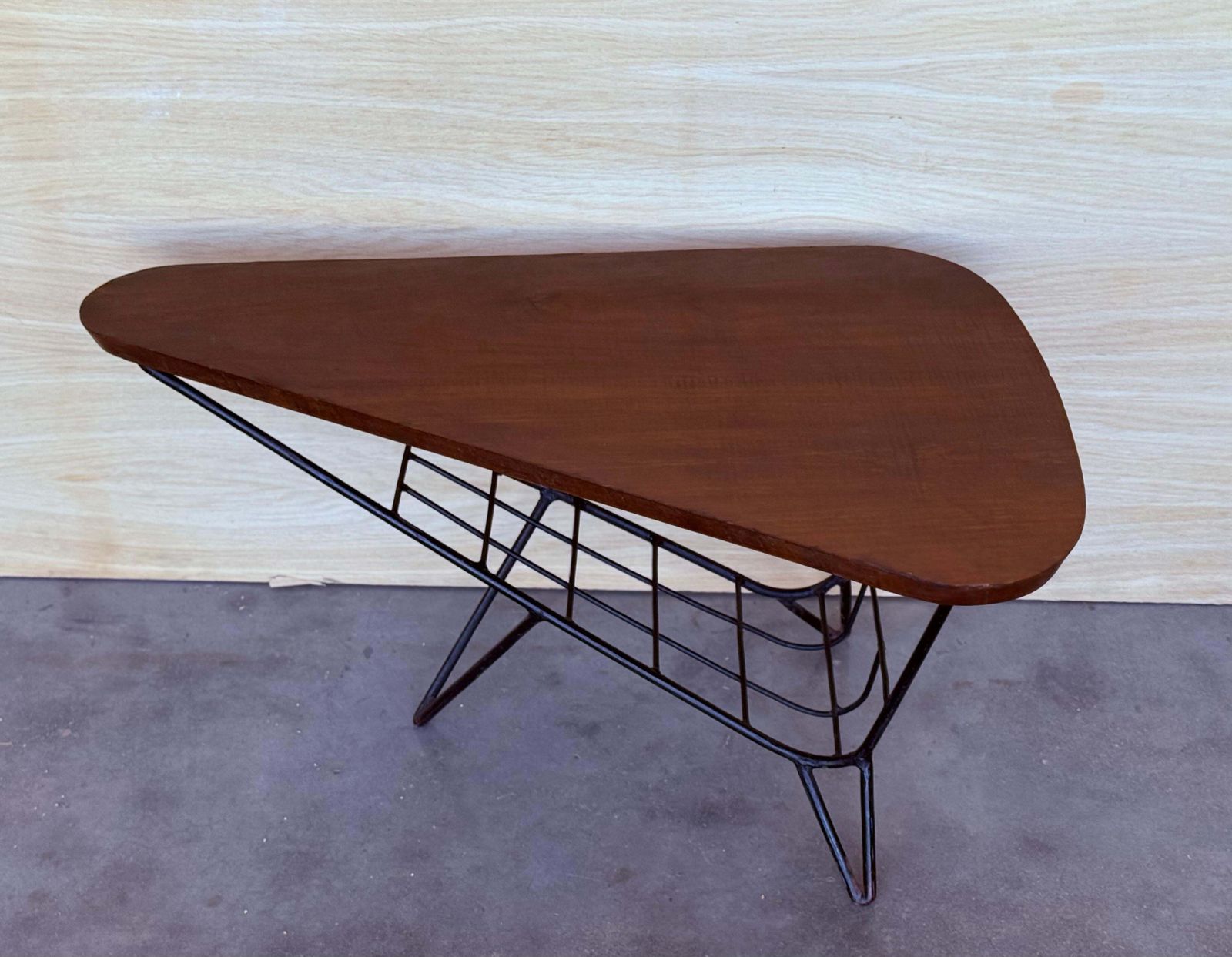 Table basse triangulaire danoise avec porte-revues en métal et teck, années 1960 photo 1568.0