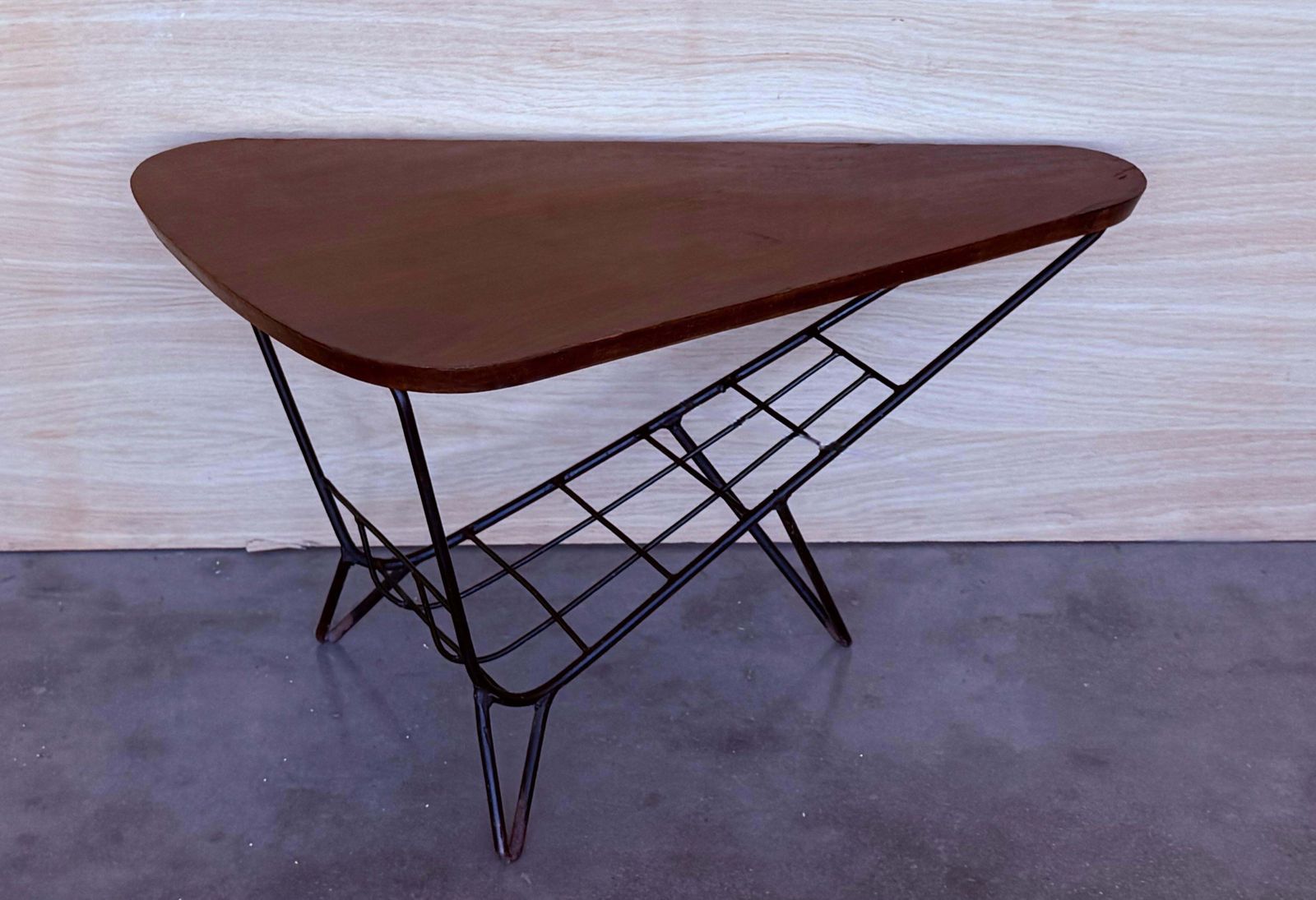 photo for sale Table basse triangulaire danoise avec porte-revues en métal et teck, années 1960