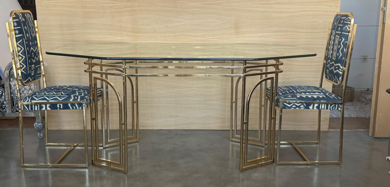 Table à manger italienne mid-century modern en laiton géométrique, plateau en verre photo vinterior