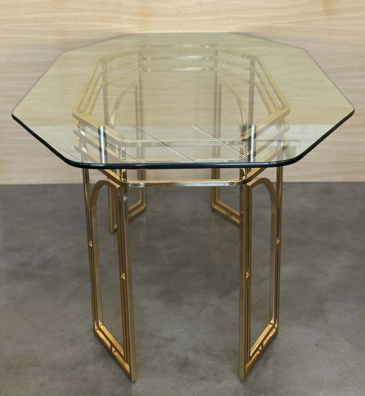 photo buy Table à manger italienne mid-century modern en laiton géométrique, plateau en verre