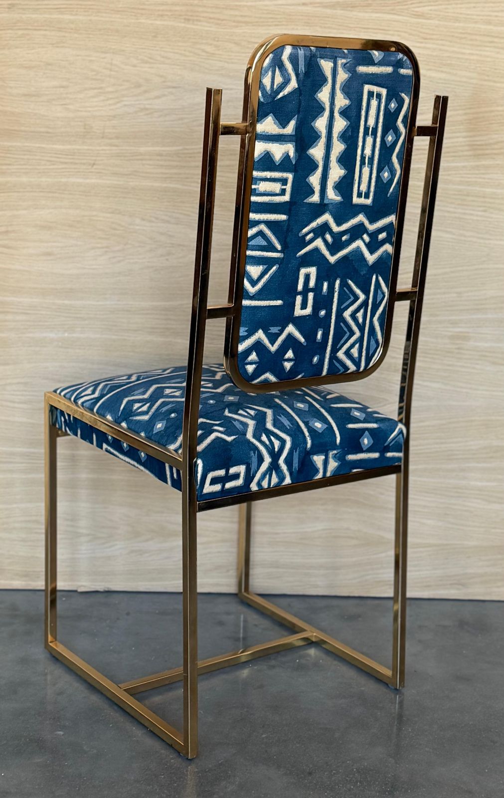 Ensemble de six chaises de salle à manger dorées en laiton, revêtement à motifs géométriques photo buy