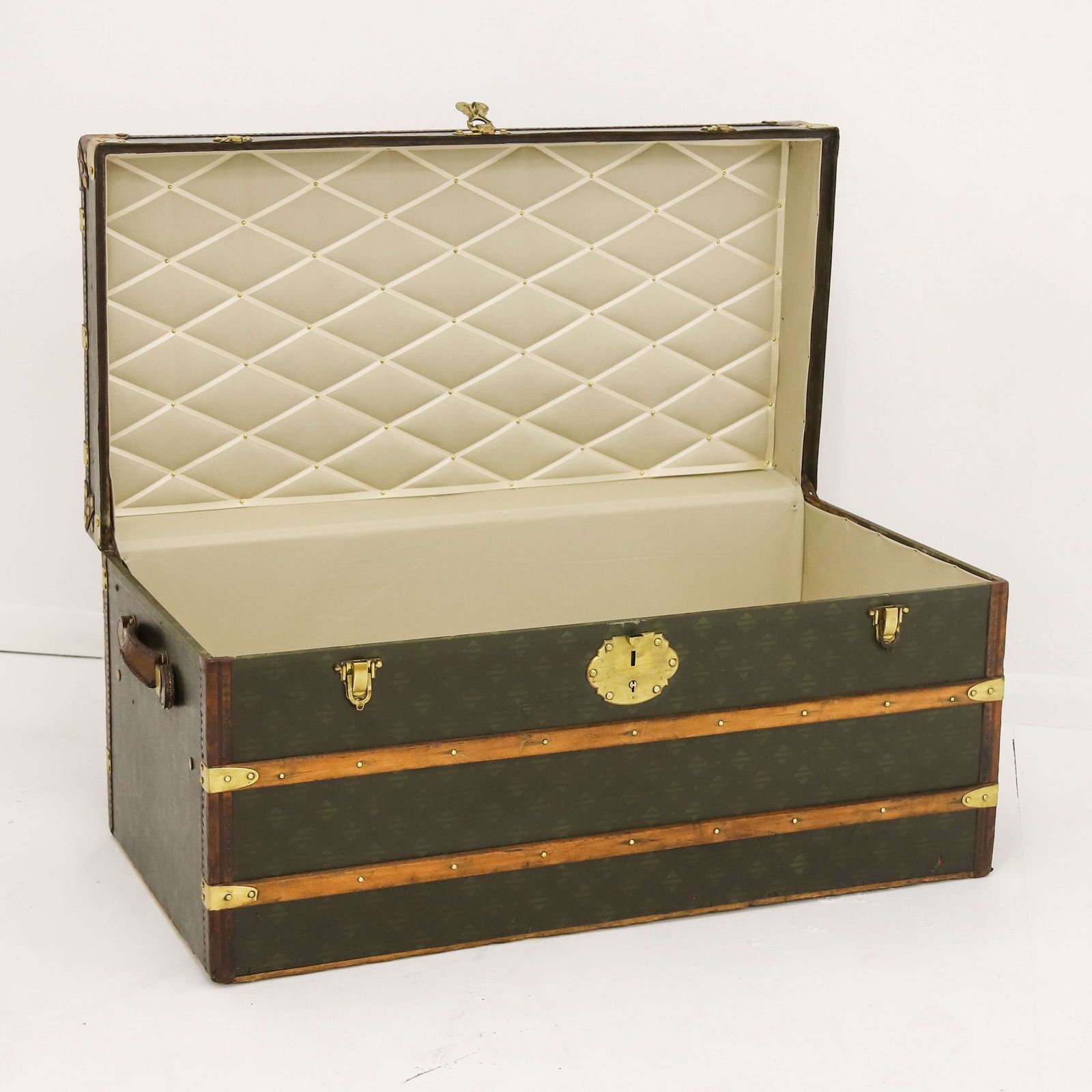 photo for sale Rare Aux états Unis Monogram Steamer Trunk   A Timeless Travel Companion