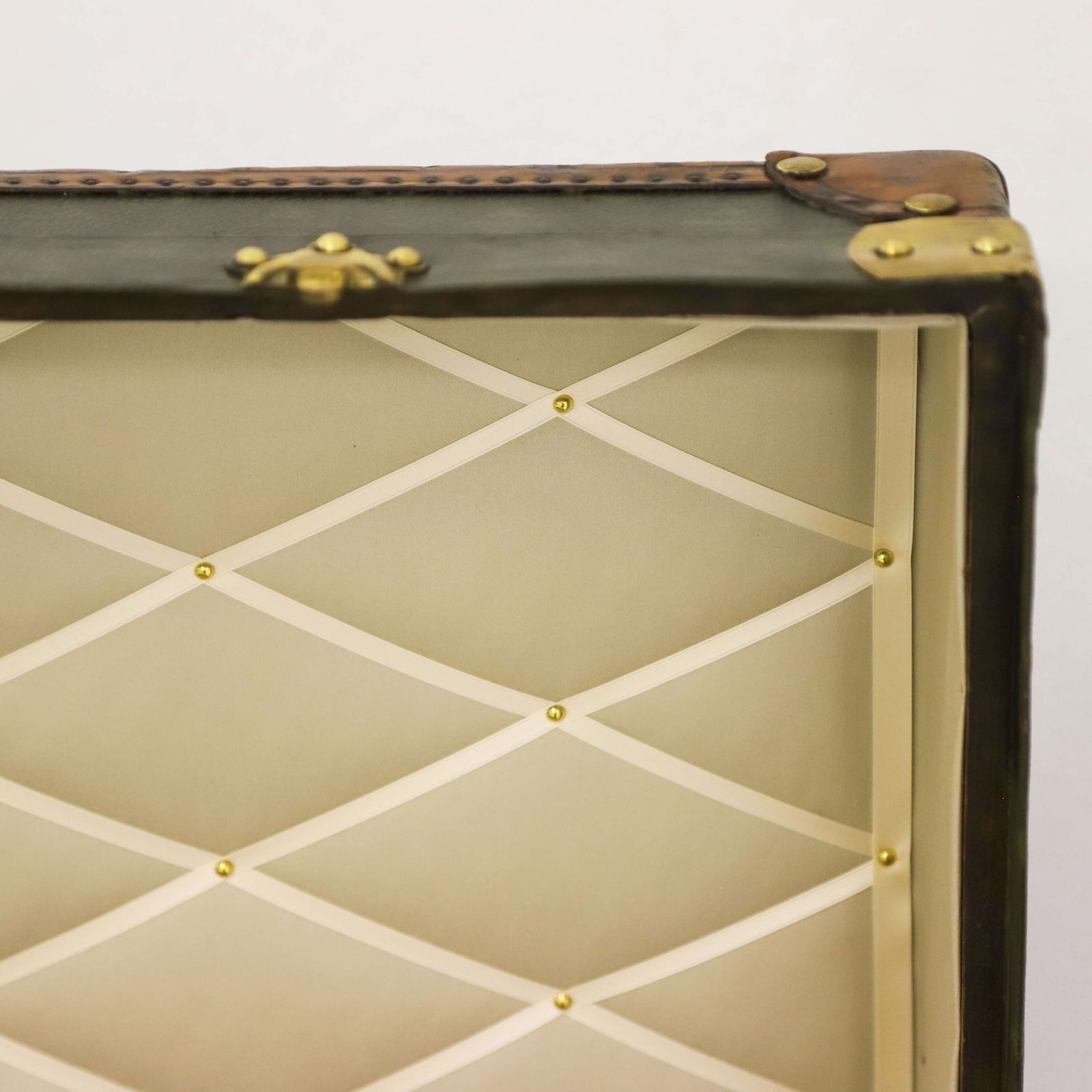 photo vinterior Rare Aux états Unis Monogram Steamer Trunk   A Timeless Travel Companion