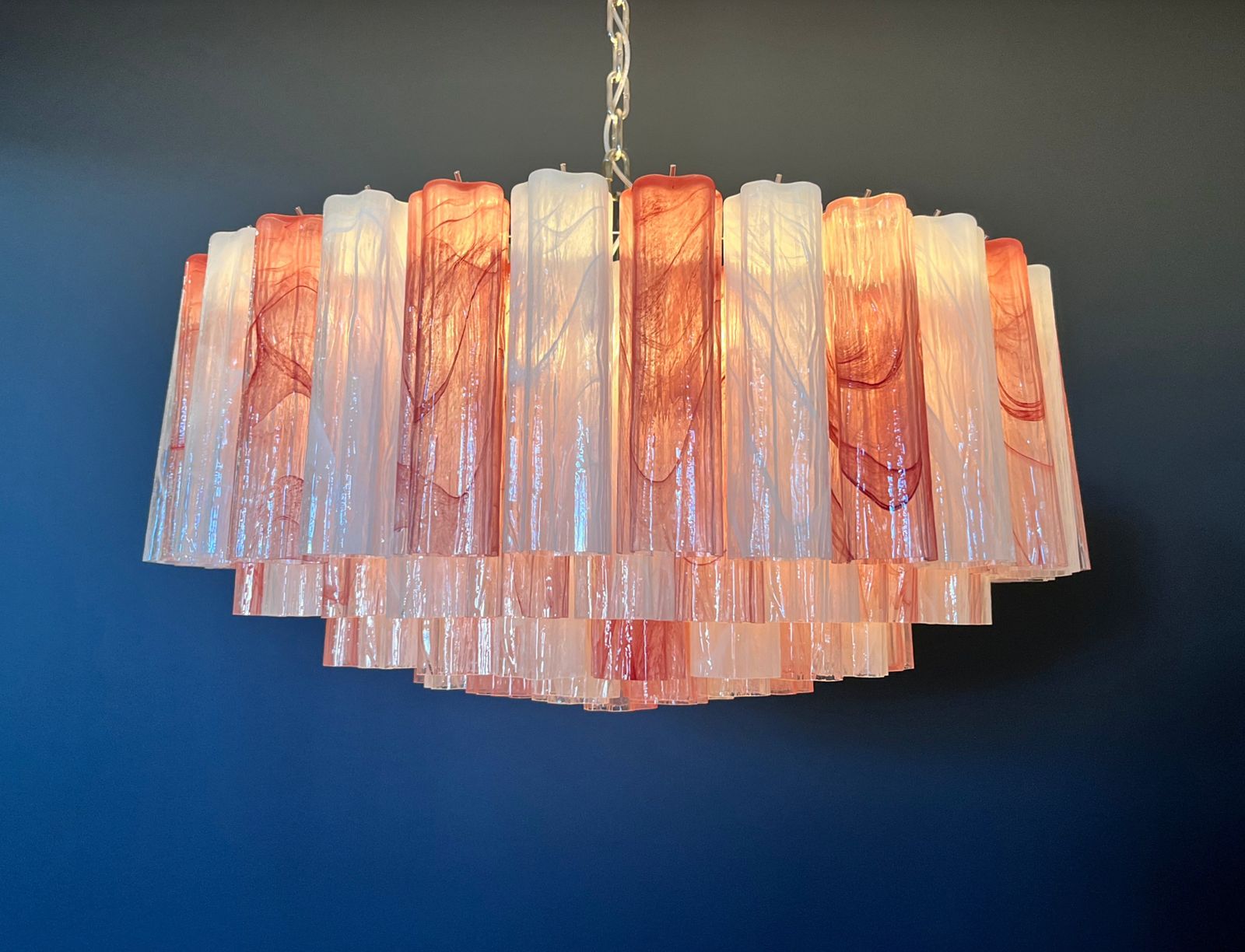 photo vintage Large Murano Glass Chandelier  101 Pink And White Alabaster Glass Tube