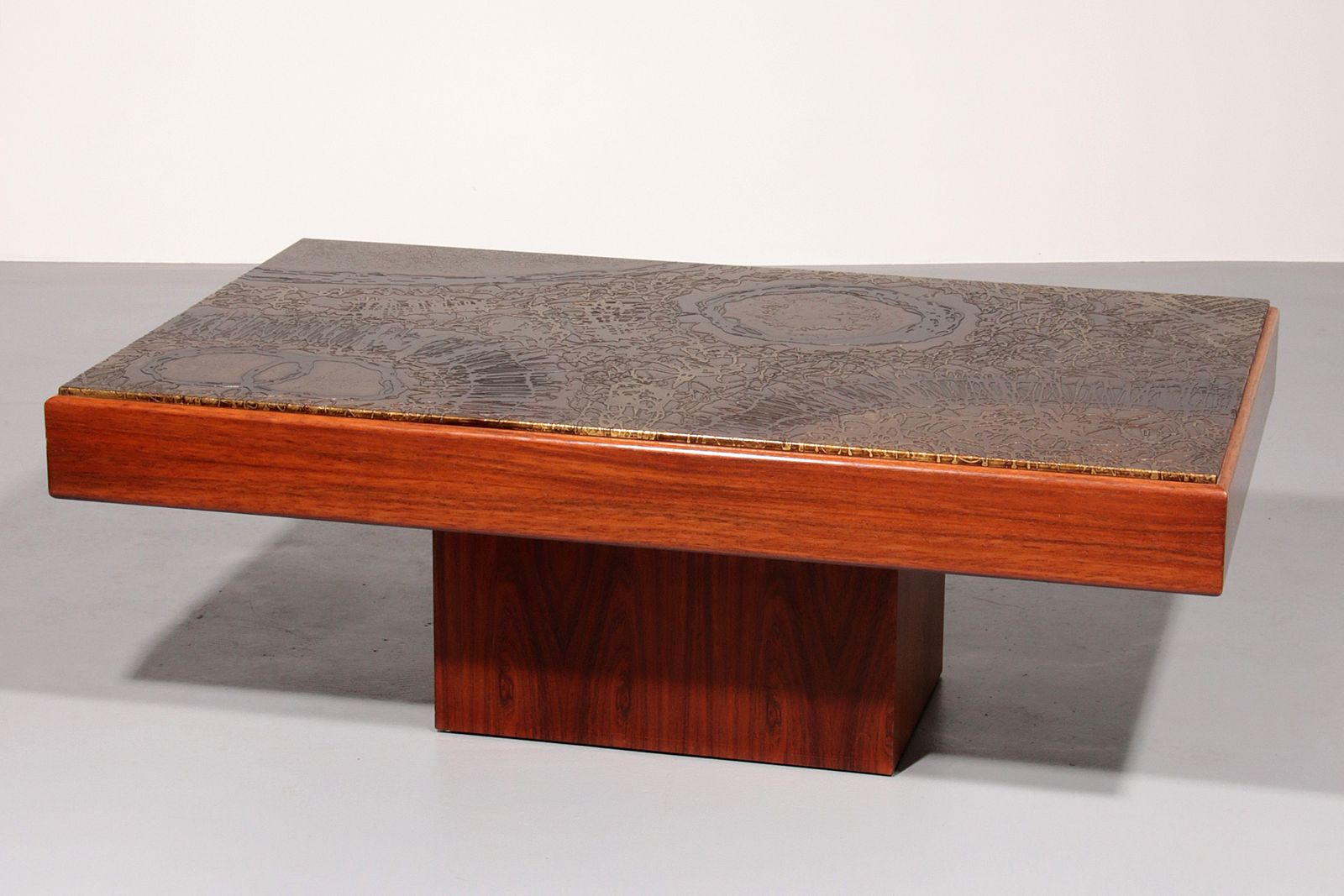 Brutalist Coffee Table With Copper Top And Wooden Base photo vinterior