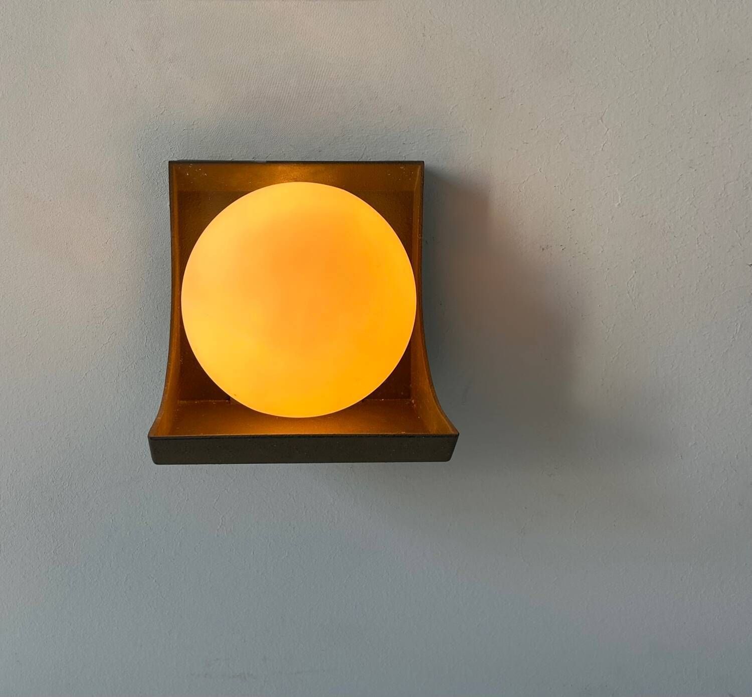 Pair Of Vintage Wall Lights, Raak W1804, Brown Bakelite And Opaline, photo 581.0