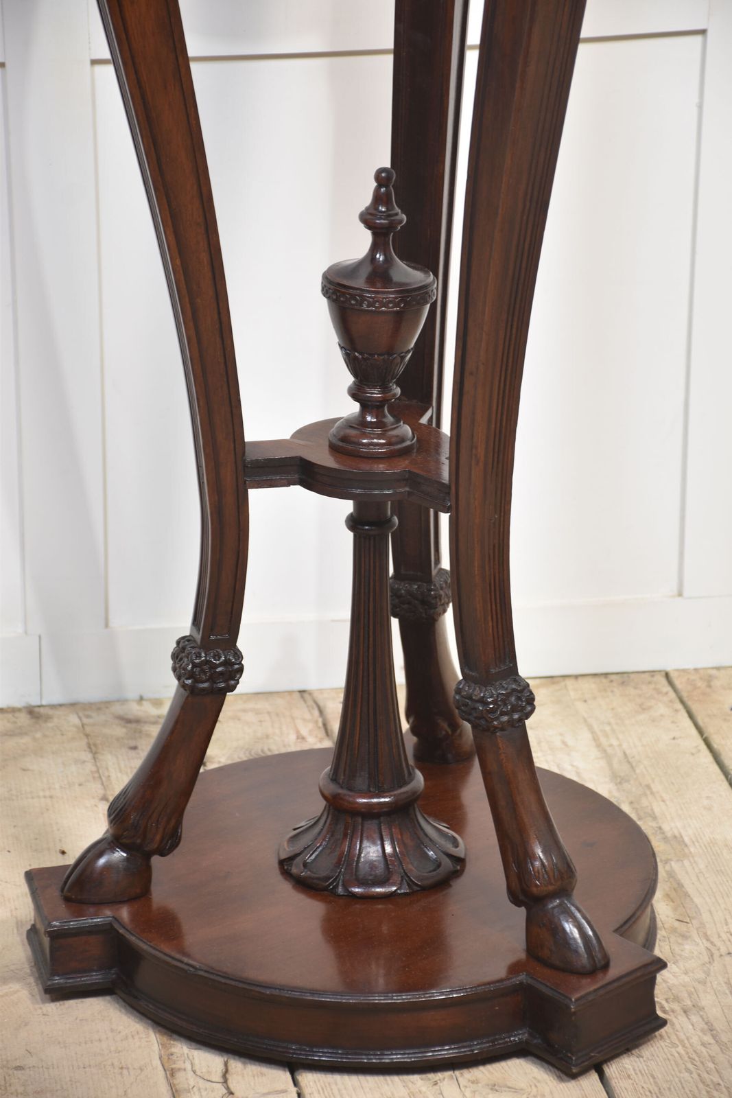 photo vinterior Pair Of Carved Mahogany Stands