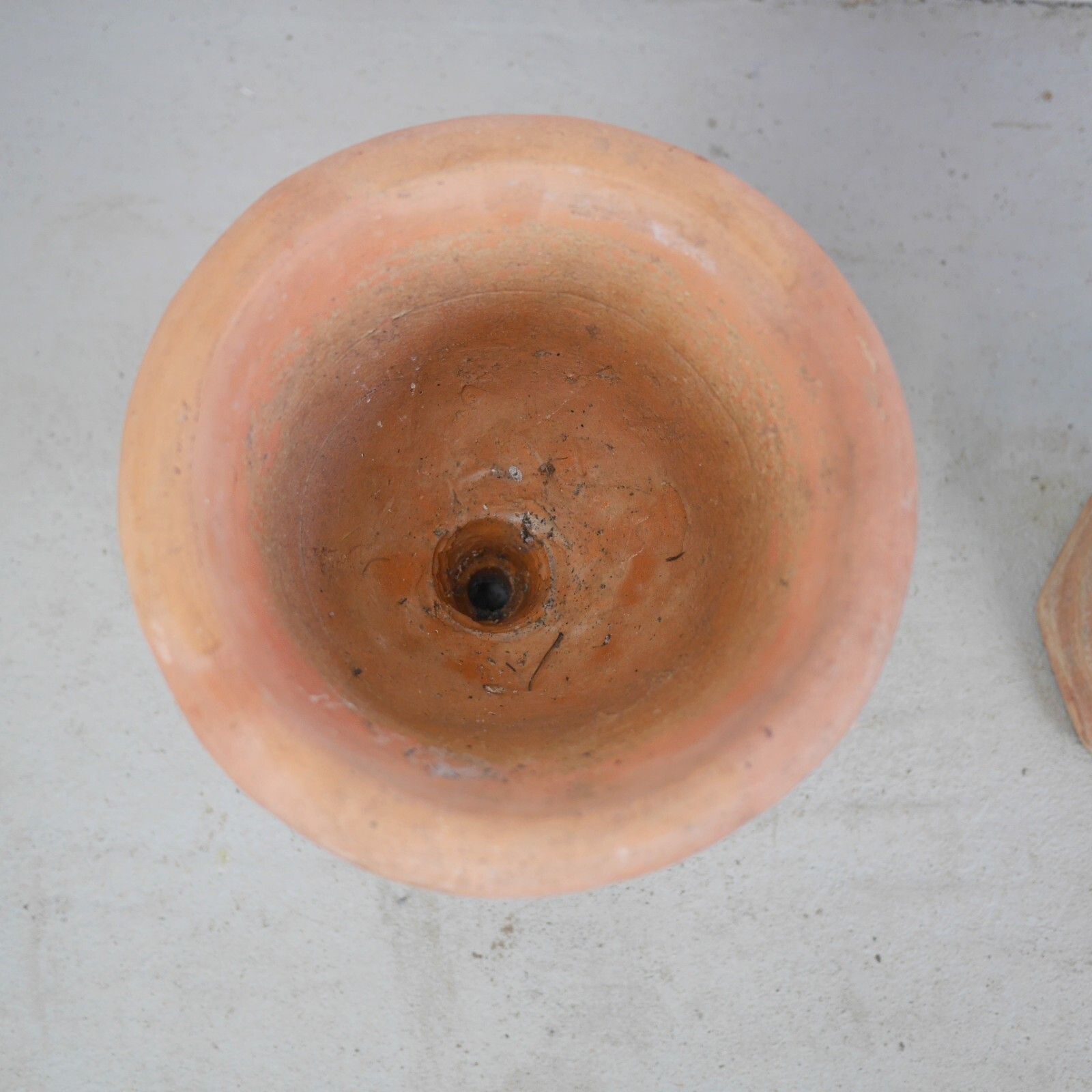 photo furniture Pair Weathered Terracotta Garden Urn Tazza Planter Antique Style #102925