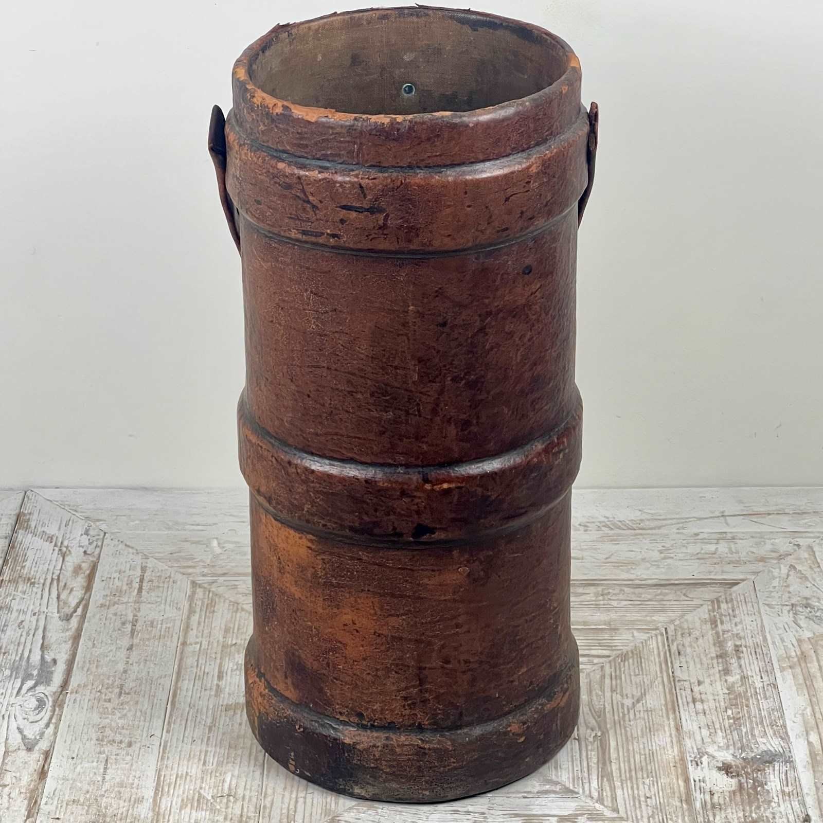 A Large First World War Leather Shell Carrier Stick Stand photo 495.0