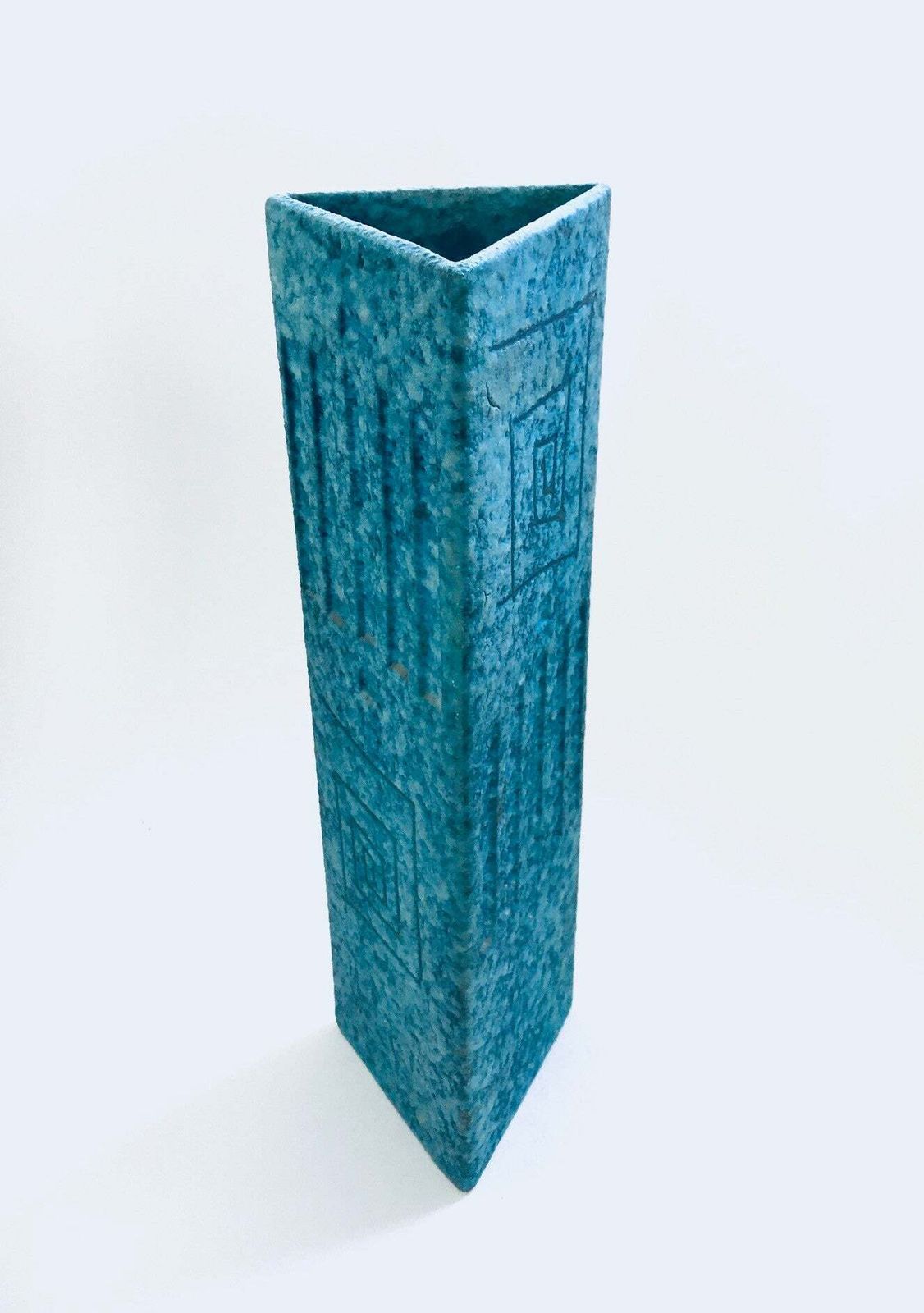 Zeldzame Keramische Sgraffito Driehoekige Vaas Van Alvino Bagni Voor Raymor, Italië, Jaren 1960 photo furniture