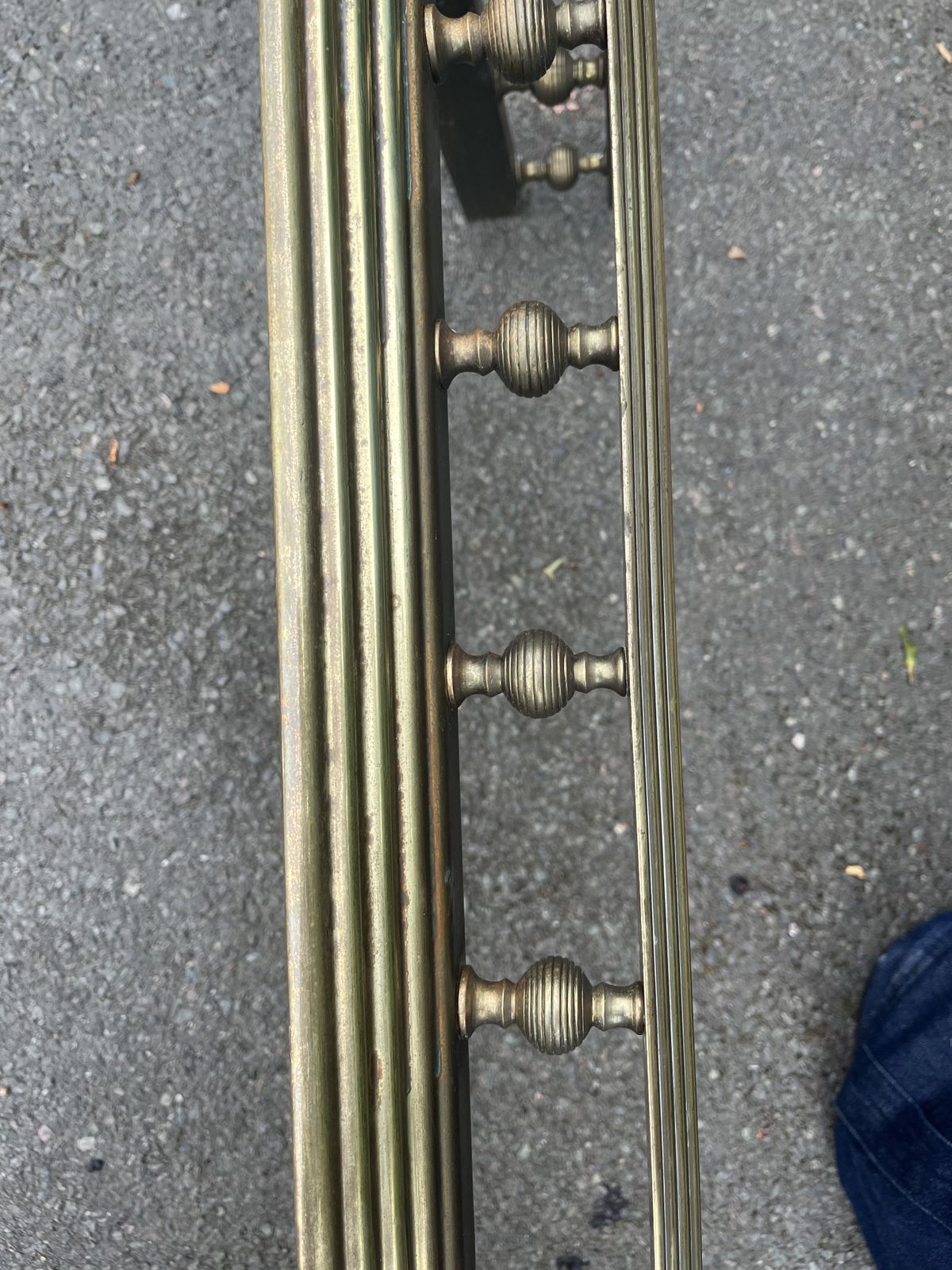 Classical Country House Antique Brass Fireplace Fender – C.1870 – Turned Bobbin Detail photo vinterior