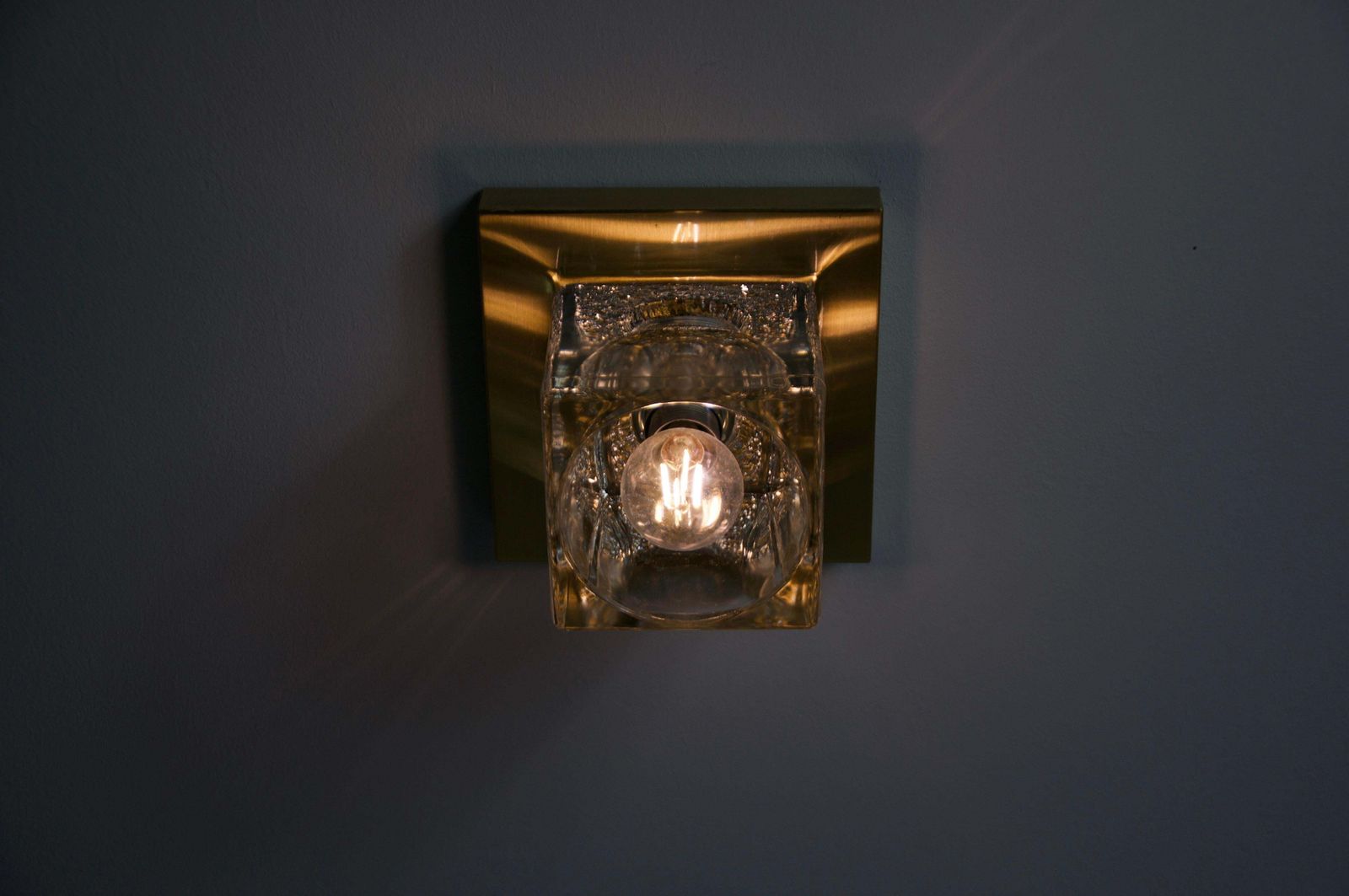 1 Of 4 Ice Glass Cube Wall Lamps With Brass Base By Peill & Putzler, 1970s photo buy