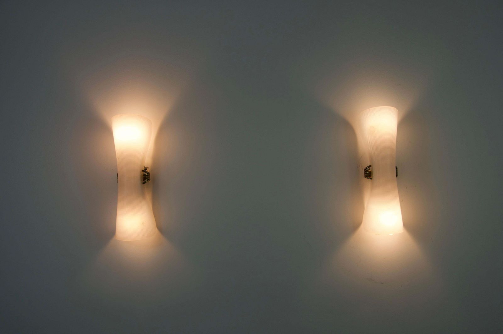 photo vintage Pair Of Mid Century Brass And Plexi Glass Wall Lamps, Italy, 1960s