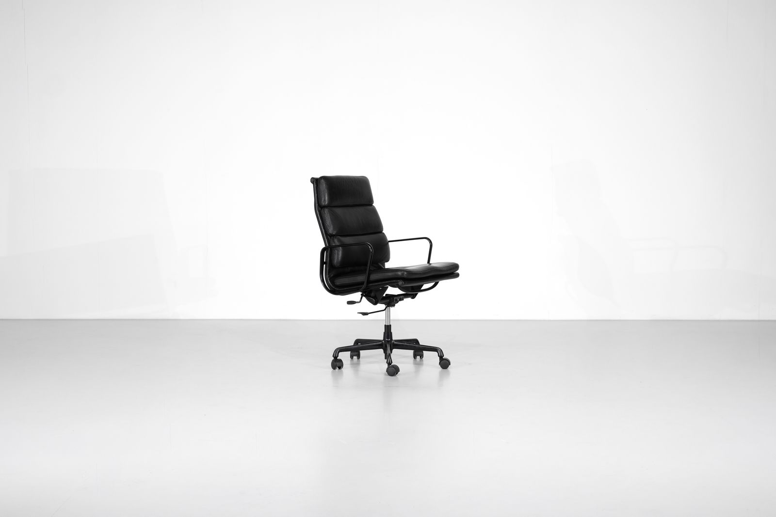 Armchair Soft Pad Chair "Ea 219" Charles Ray Eames, USA 1969.
