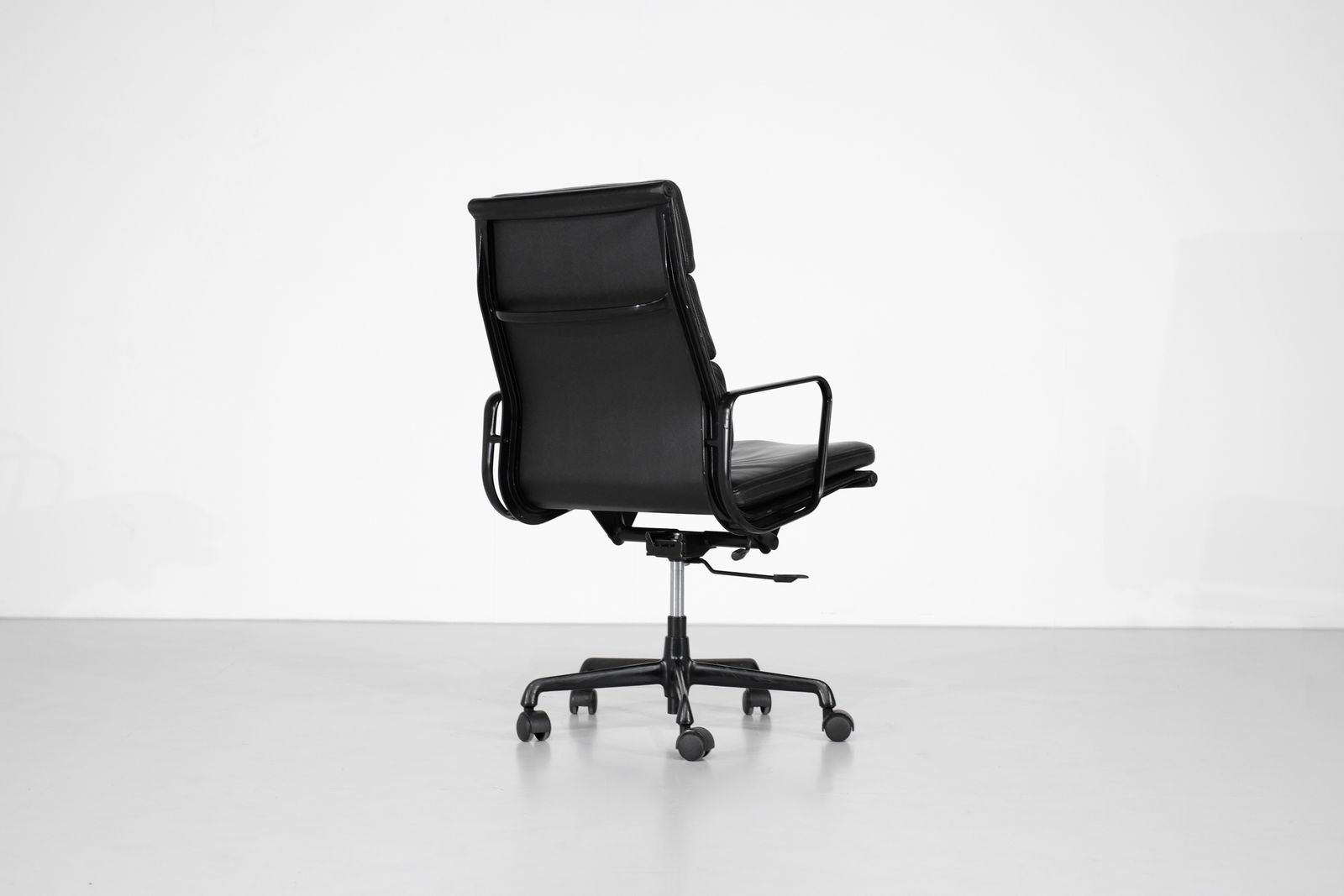 photo buy Armchair Soft Pad Chair "Ea 219" Charles Ray Eames, USA 1969.