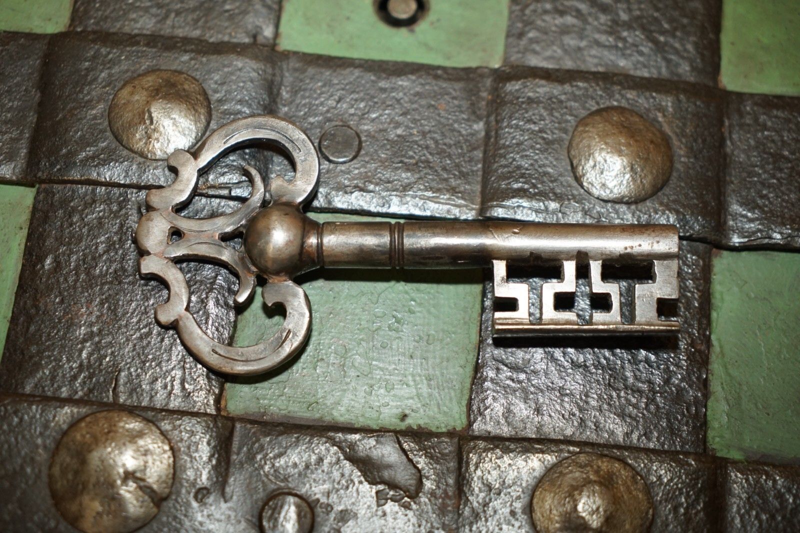 Fine Early 17th Century German Wrought Iron Safe Chest Trunk With Original Key photo vinterior
