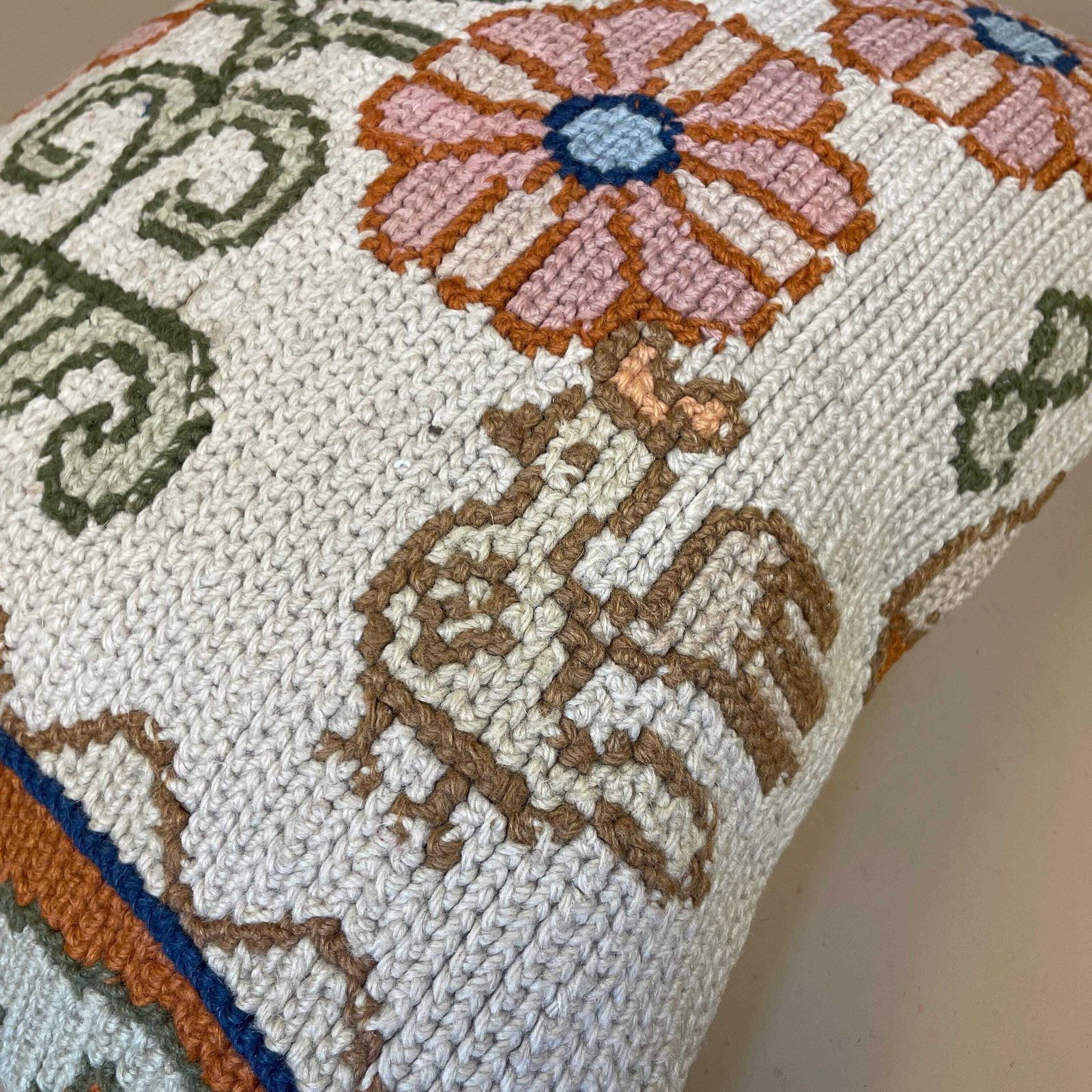 Moroccan Carpet Cushion Antique Kilim Pillow Feather Handmade 48x38cm Floral Feather Filled Handwoven Beige Traditional Rectangle Vintage photo 55.0