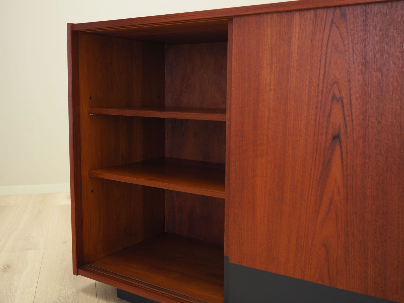photo vinterior Teakhouten Dressoir, Deens Design, Jaren 1970, Productie: Denemarken