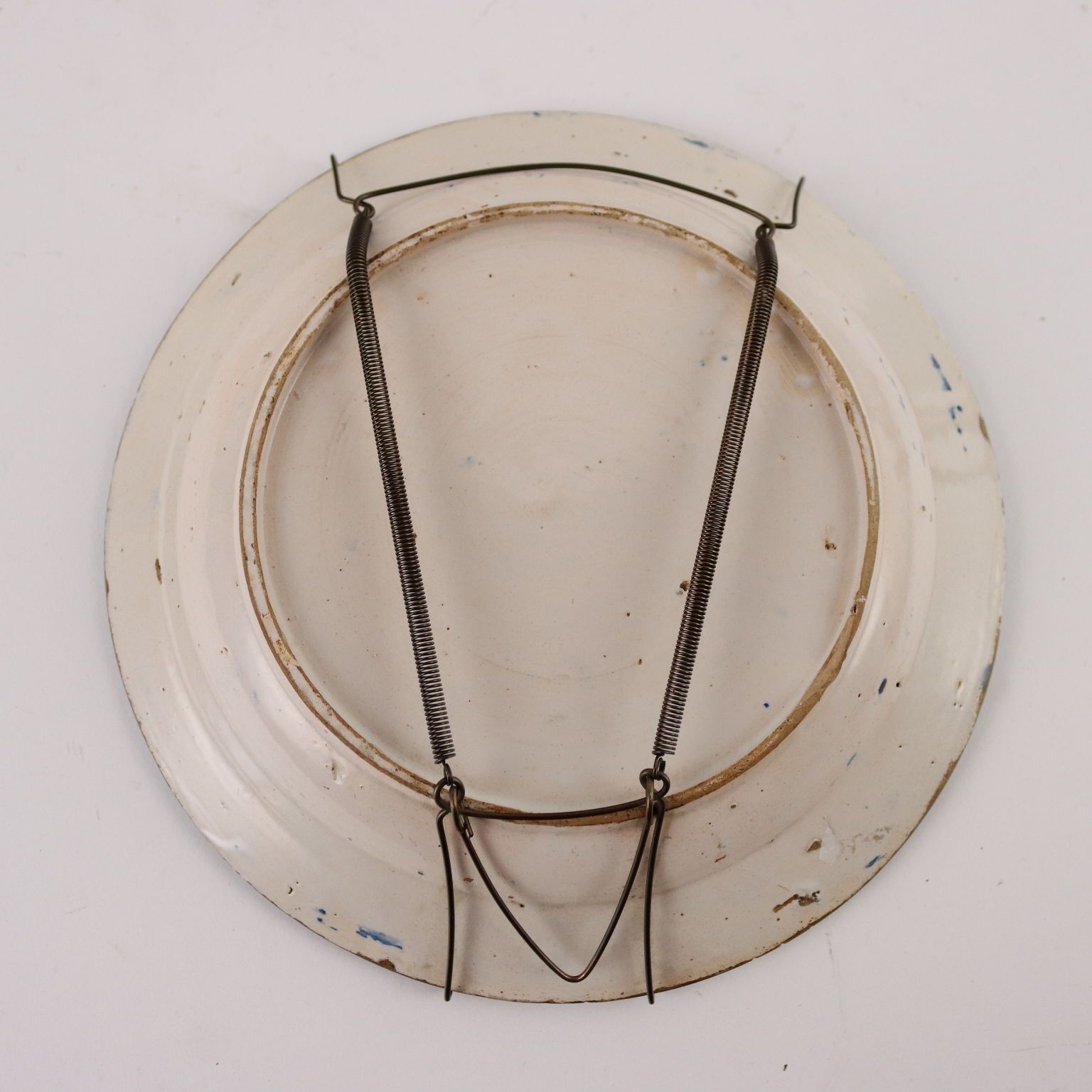 Assiette en majolique d'époque à décors, Italie, XVIIIe siècle photo vinterior