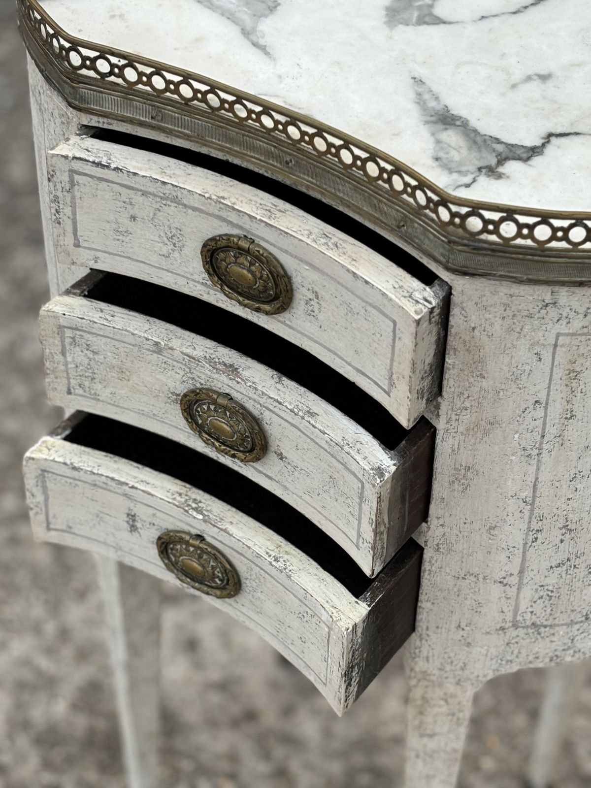 Early 20th Century French Louis XVI Style Painted Side Table photo vinterior
