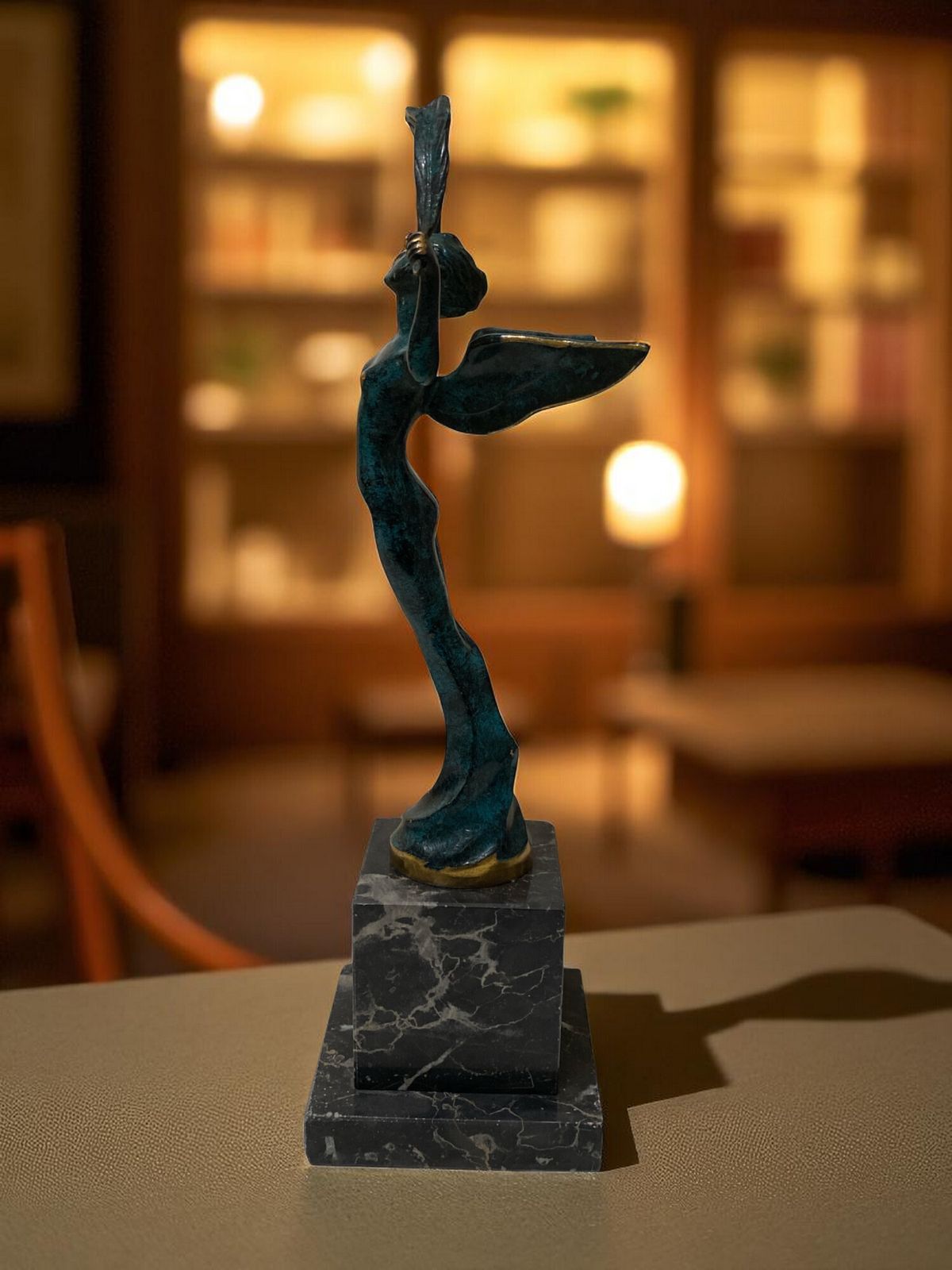 photo vintage Elegant Bronze Woman Sculpture Of Victory With Marble Base – Exquisite Art Deco Masterpiece 34 Centimeters High