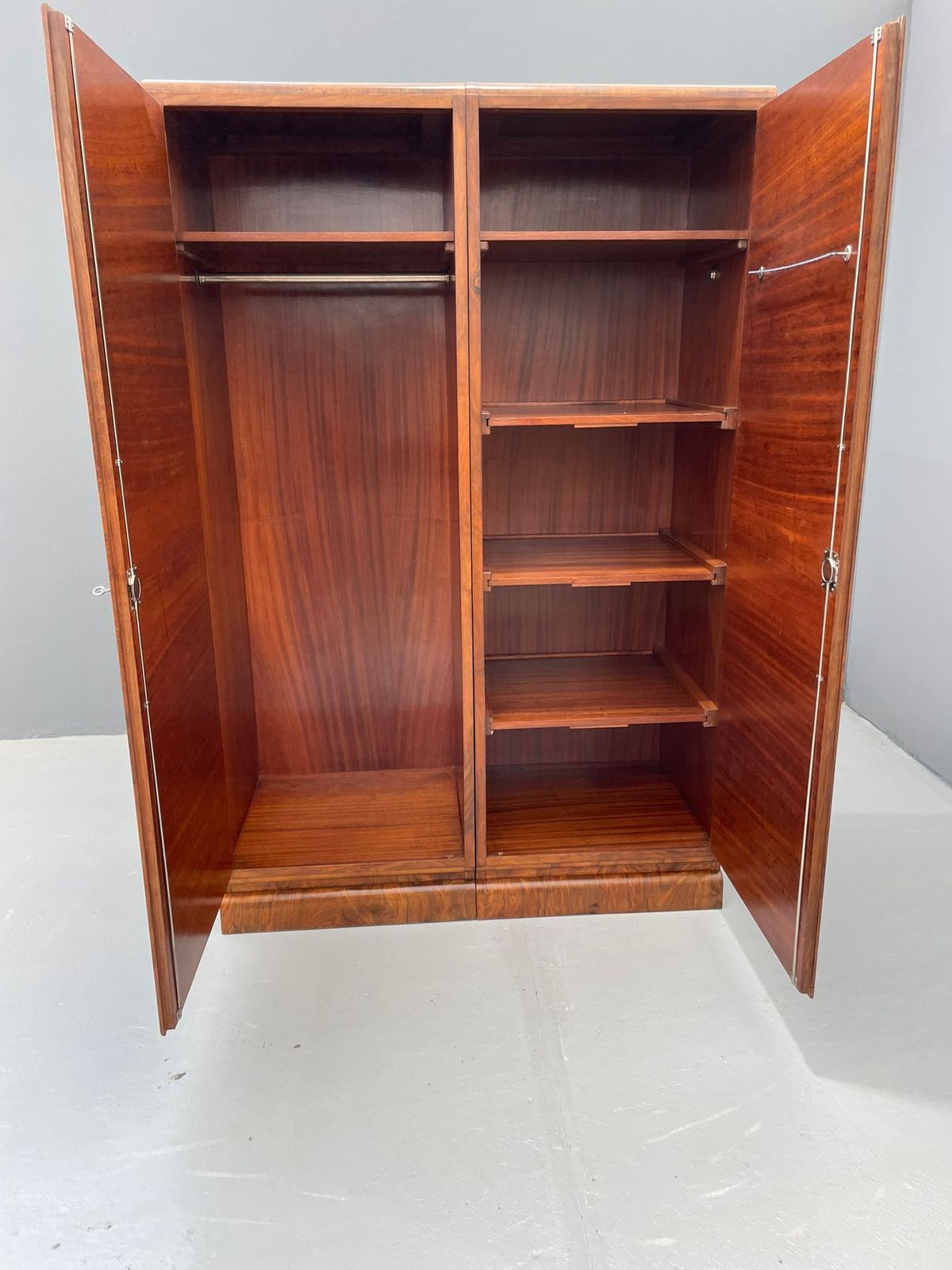 photo vintage Restored Mid Century Walnut Wardrobe By Tatra Nábytok, Czechoslovakia, 1930s–1960s