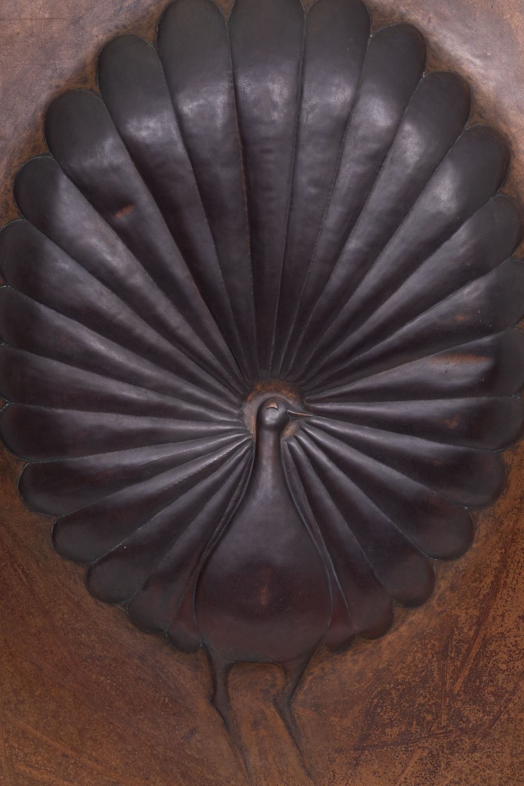 photo furniture Met De Hand Gemaakt – Pauw Gehamerd In Een Koperen Plaat. Afrika, Jaren 1970.